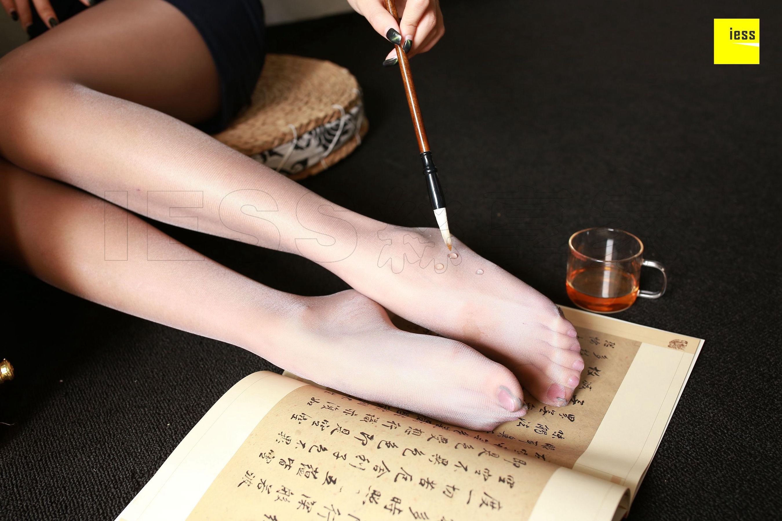 婉萍《笔情墨趣 幽幽袜香》 [异思趣向IESS] 丝享家230 写真集