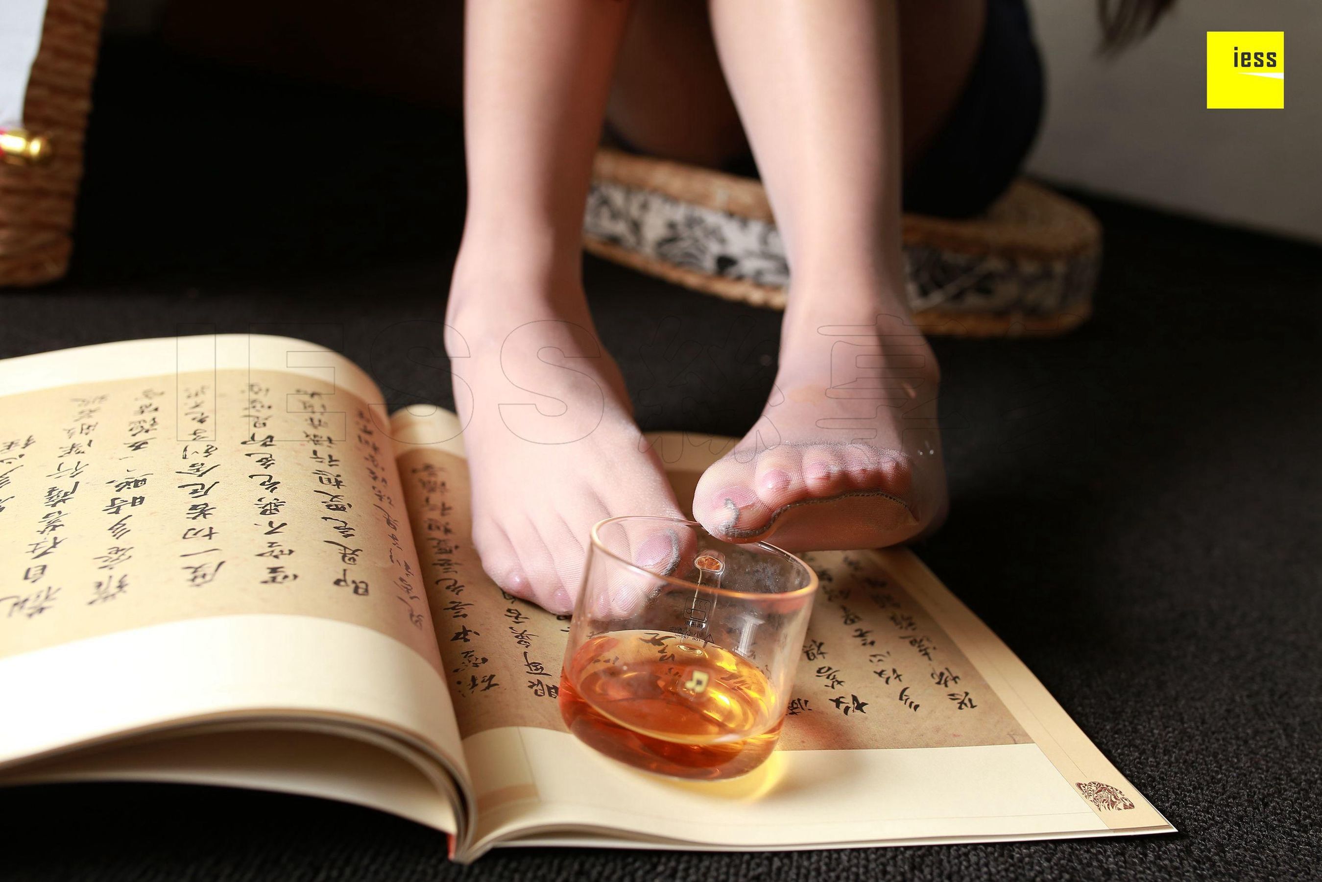 婉萍《笔情墨趣 幽幽袜香》 [异思趣向IESS] 丝享家230 写真集