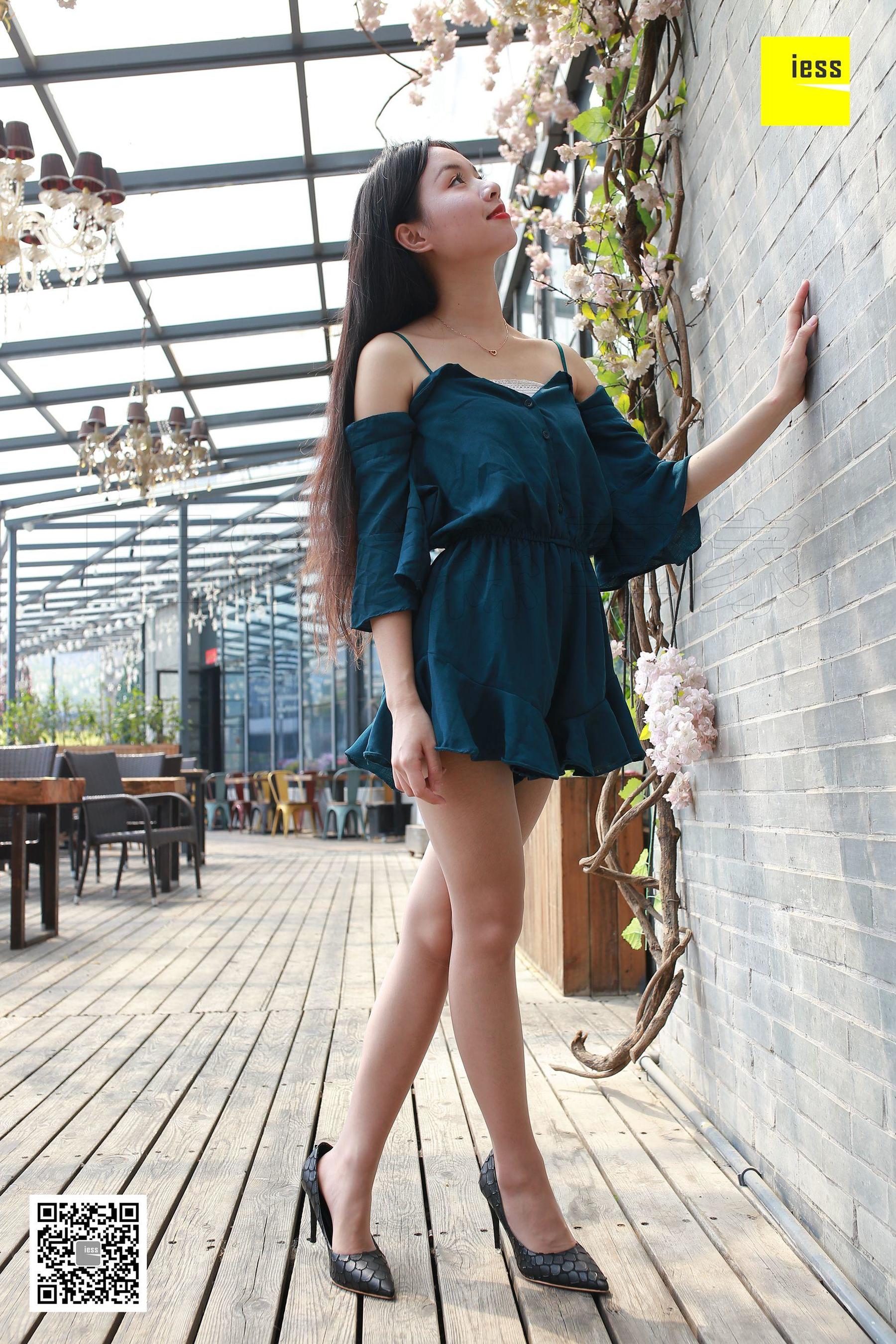 木木《酒窝妹妹的灰丝》 [异思趣向IESS] 丝享家245 写真集