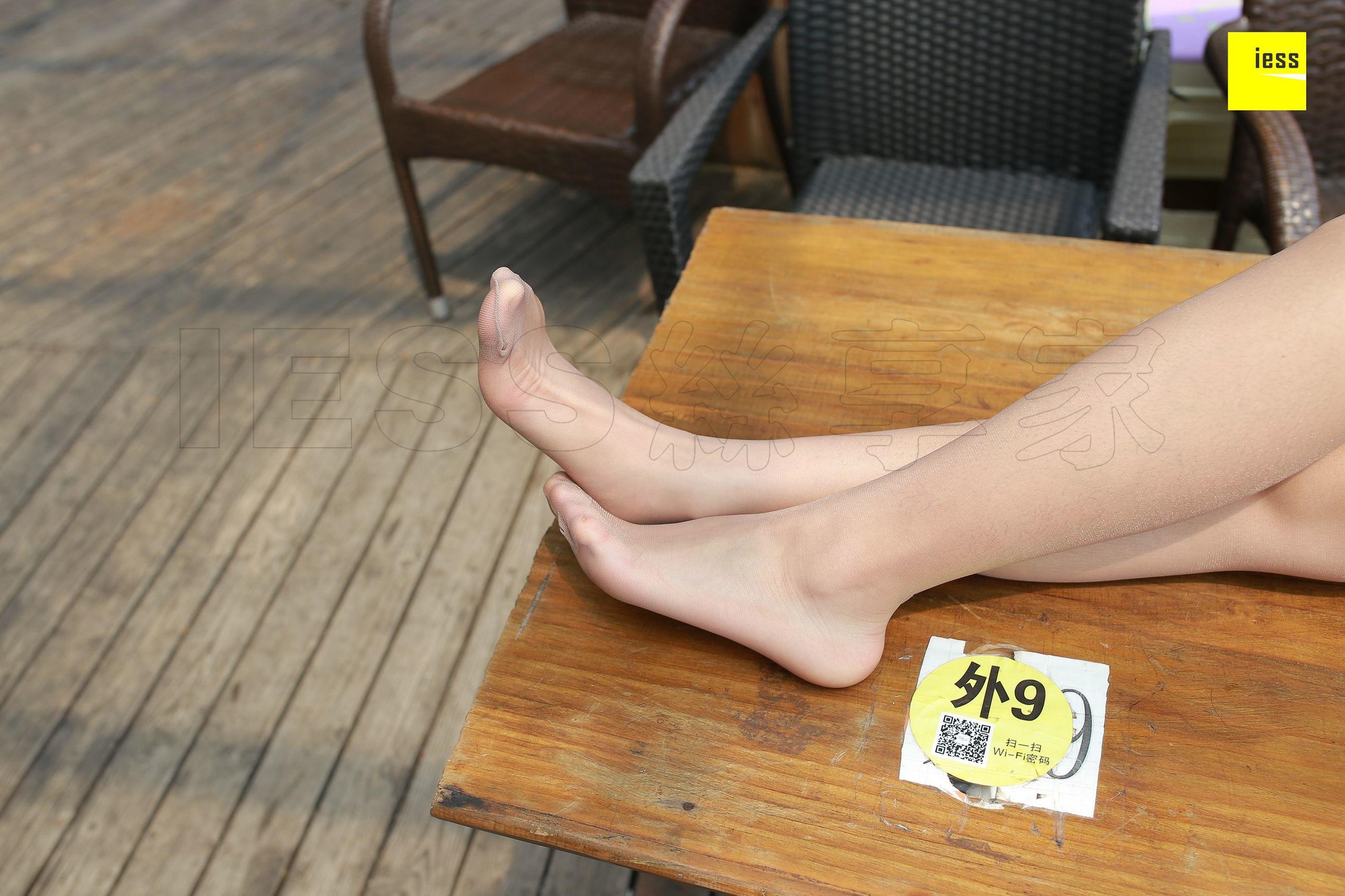 木木《酒窝妹妹的灰丝》 [异思趣向IESS] 丝享家245 写真集