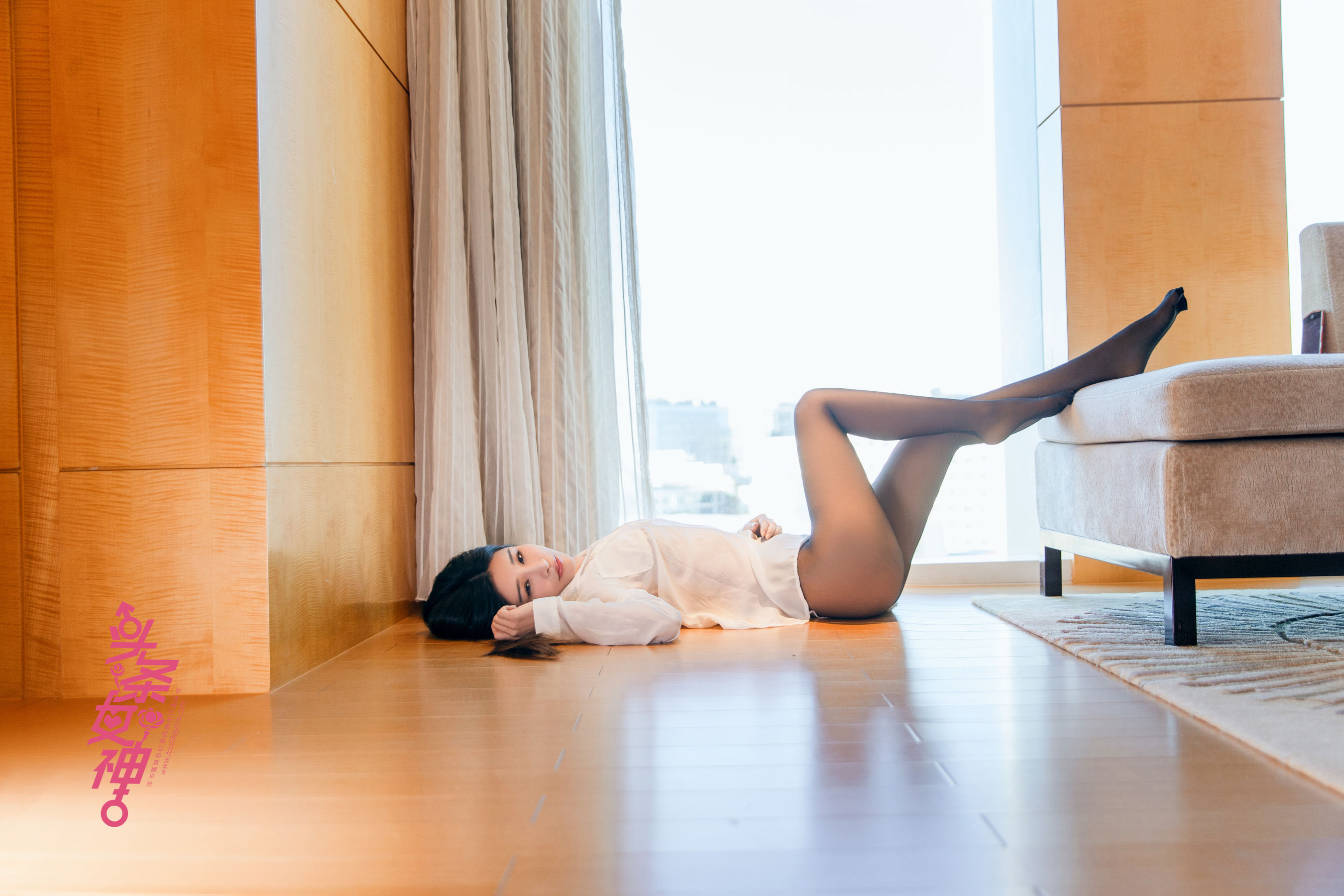 纯小希/萌萌《黑丝LOGO 秀腿可餐》 [头条女神Toutiaogirls] 写真集