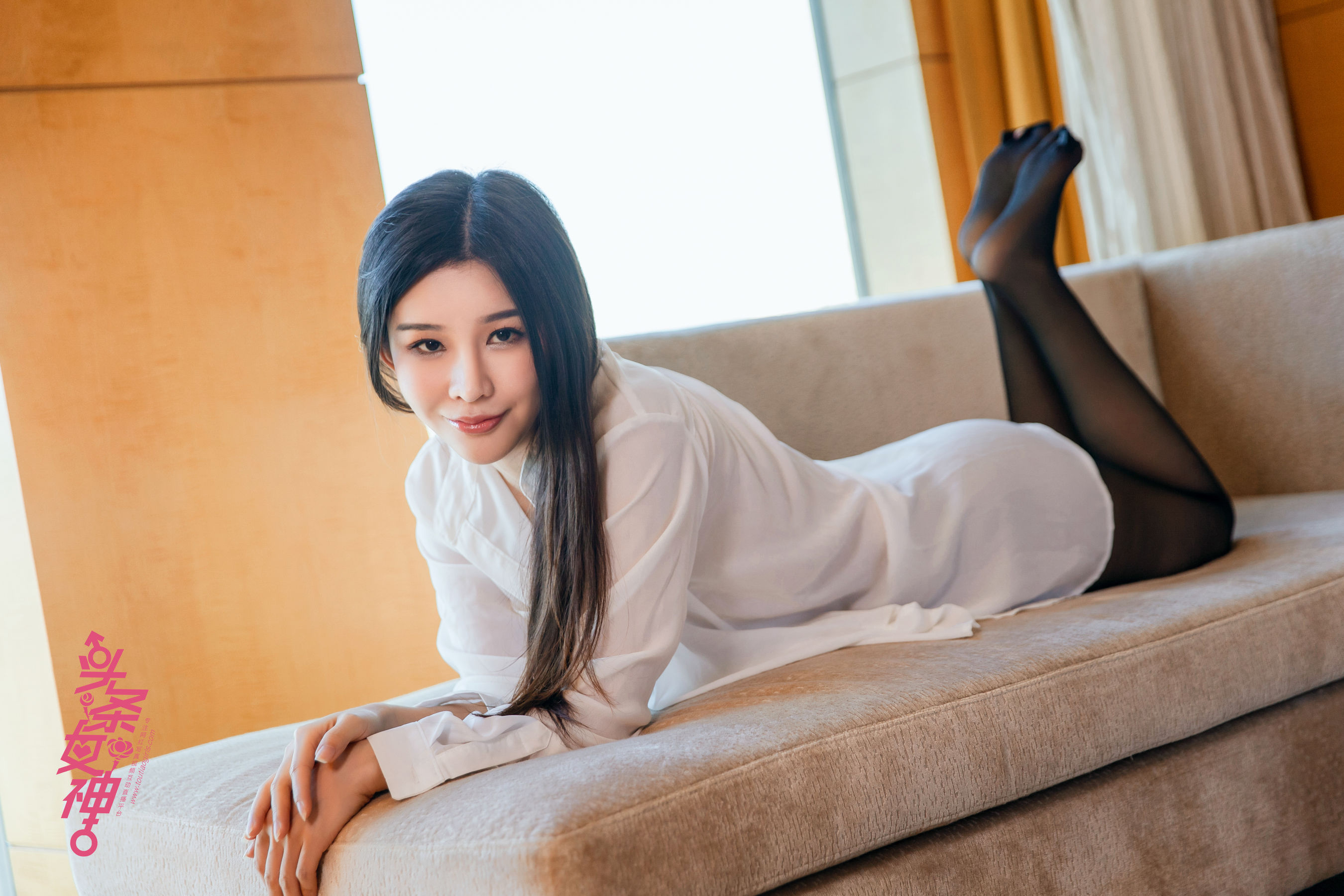 纯小希/萌萌《黑丝LOGO 秀腿可餐》 [头条女神Toutiaogirls] 写真集