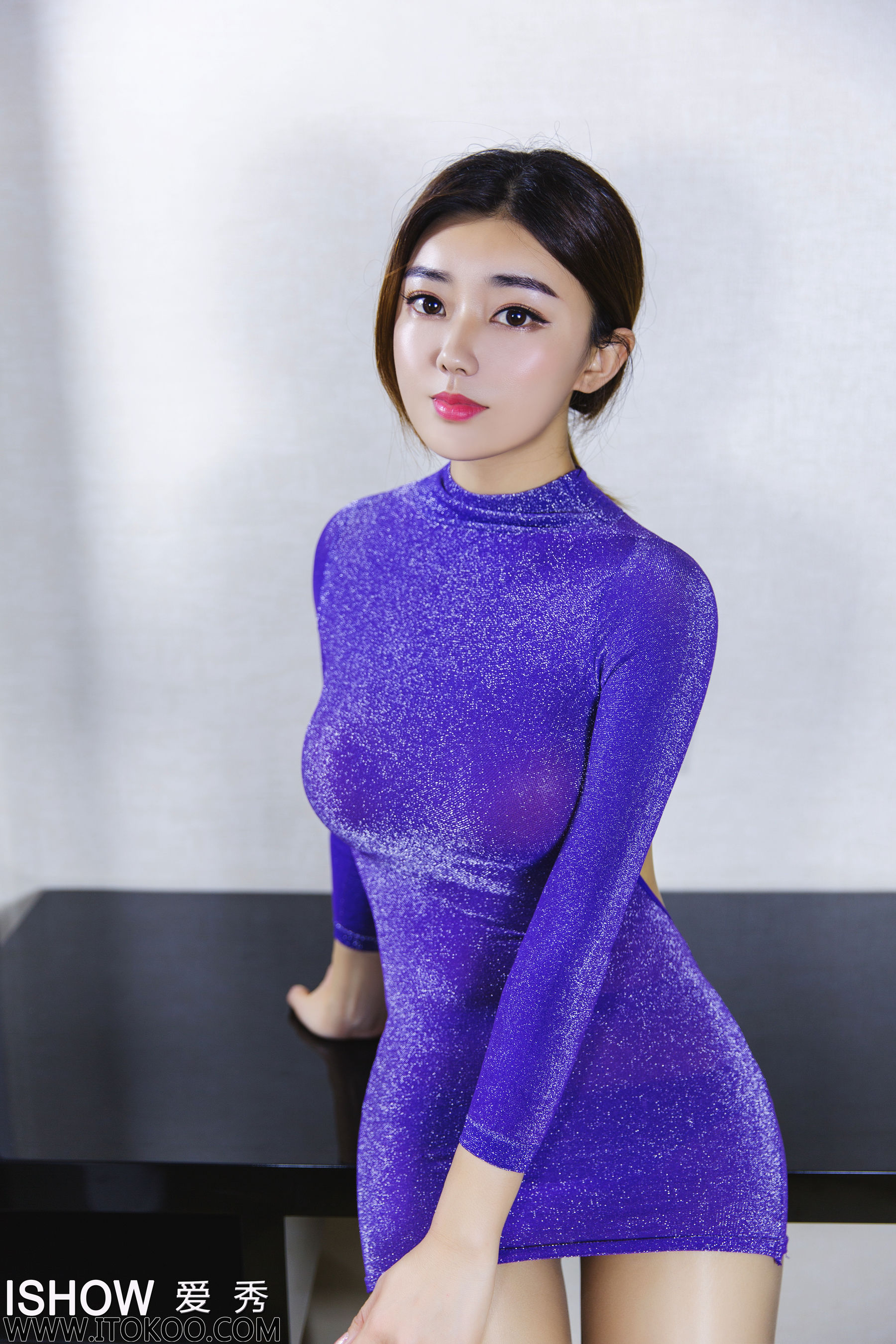 林琳Caroline《包臀制服+亮色肉丝袜美腿》 [爱秀ISHOW] NO.167 写真集