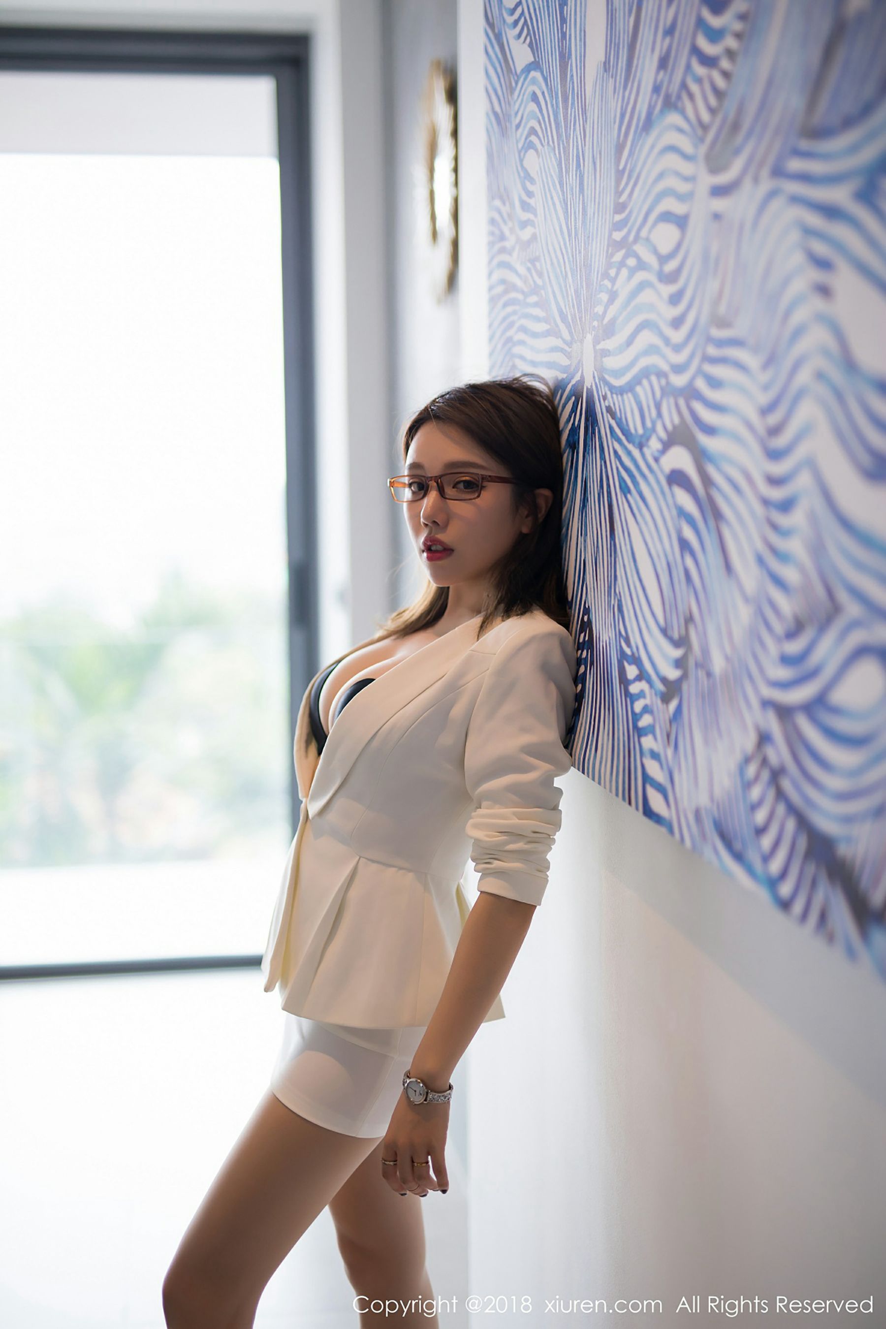 女神@黄楽然《旅拍OL职业装》上部 [秀人XIUREN] No.1085 写真集