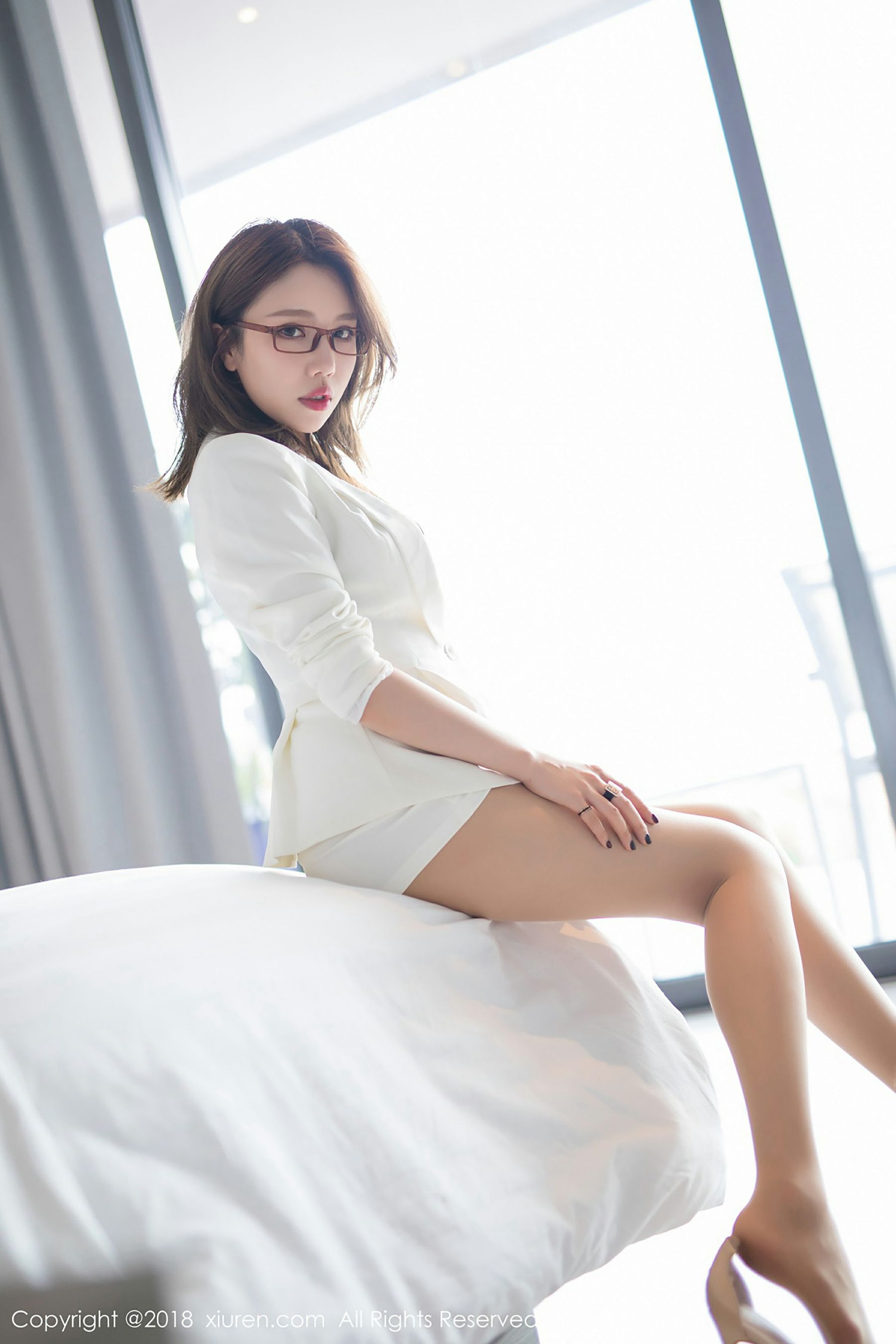 女神@黄楽然《旅拍OL职业装》上部 [秀人XIUREN] No.1085 写真集