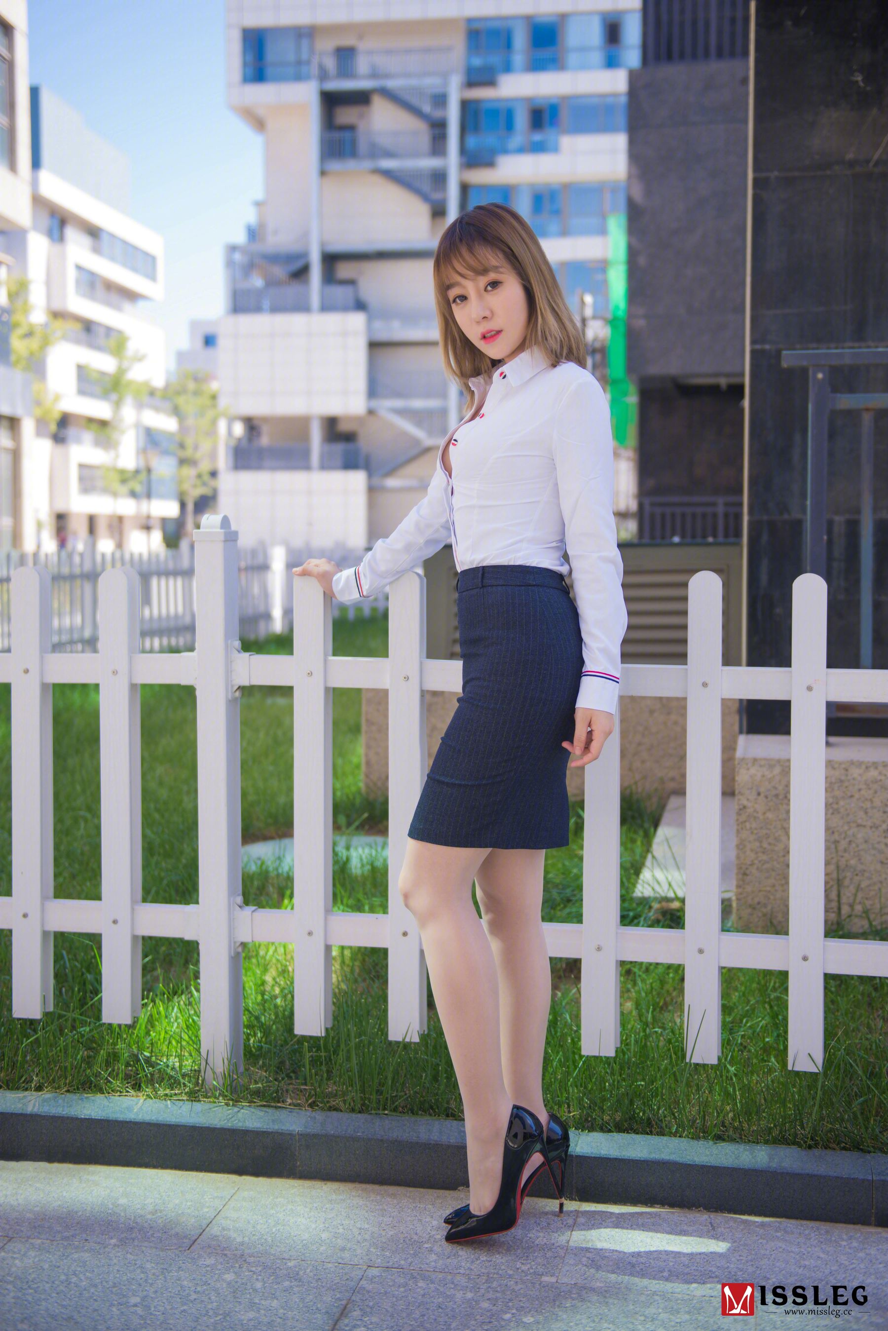 王语纯《撕裂的OL》 [蜜丝MISSLEG] V003 写真集