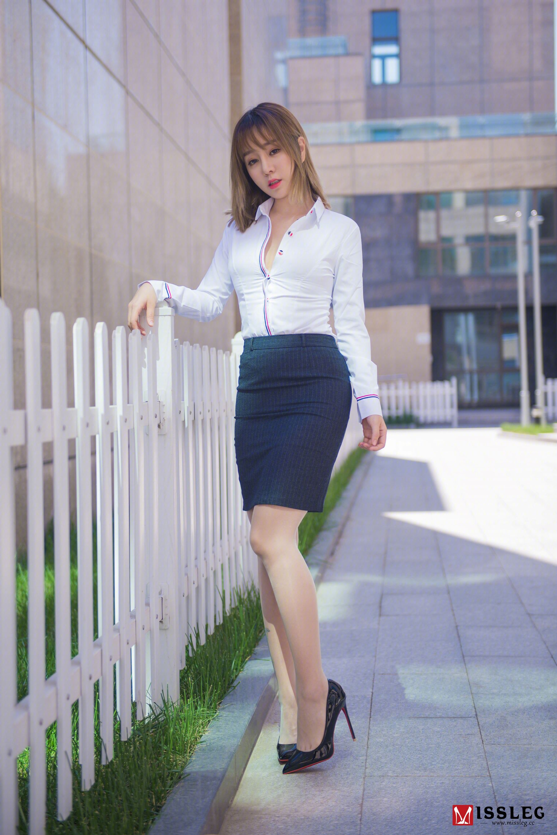 王语纯《撕裂的OL》 [蜜丝MISSLEG] V003 写真集