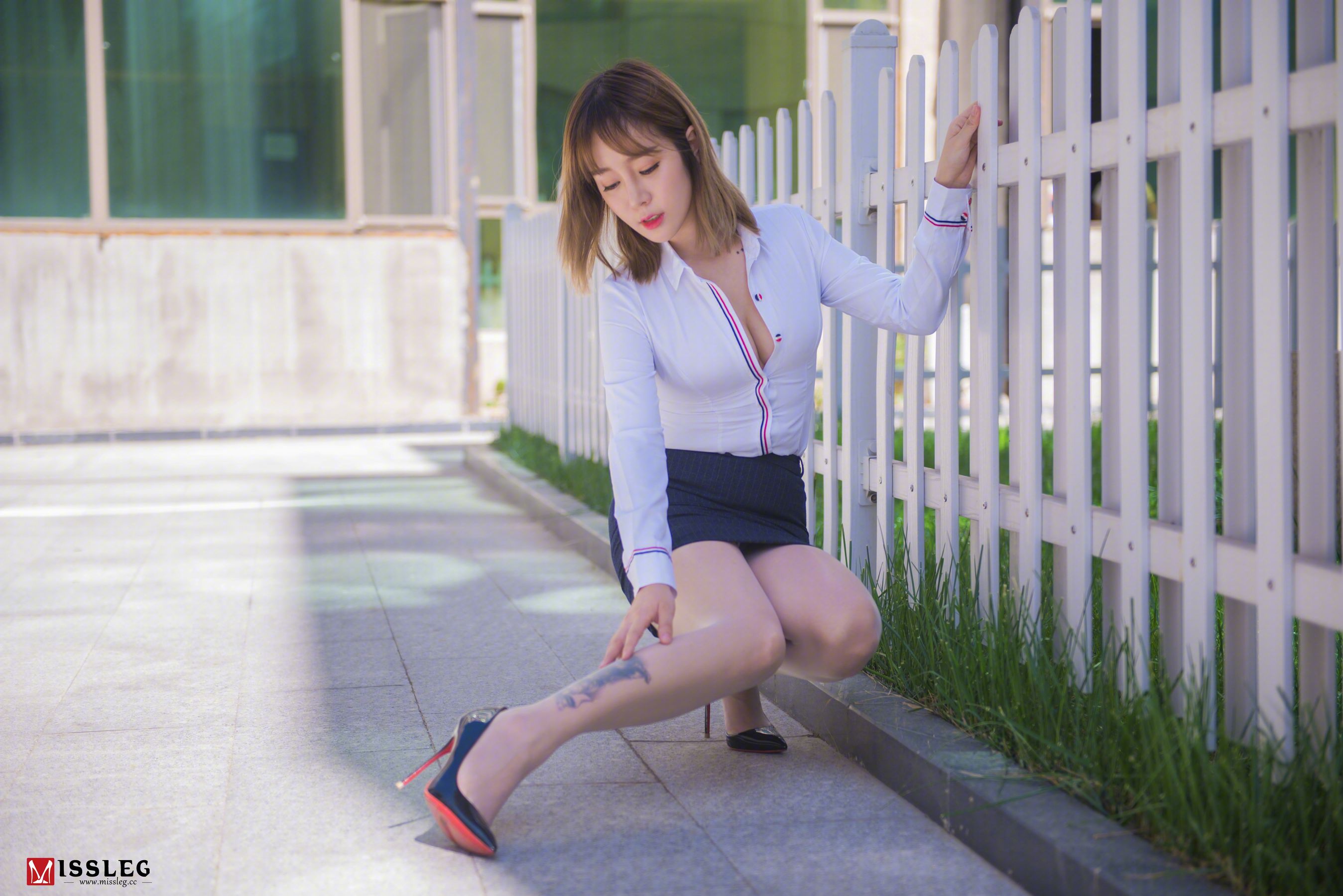 王语纯《撕裂的OL》 [蜜丝MISSLEG] V003 写真集