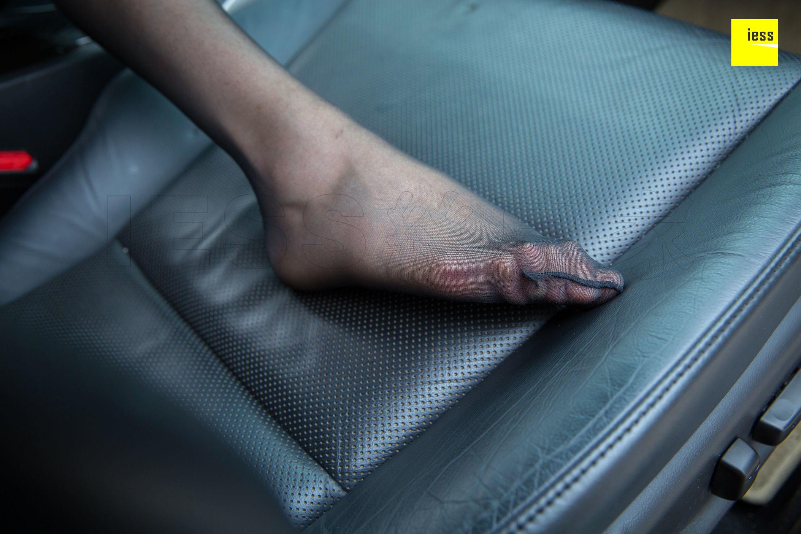 小羽 《网红车内玩黑丝》[异思趣向IESS] 丝享家273 写真集