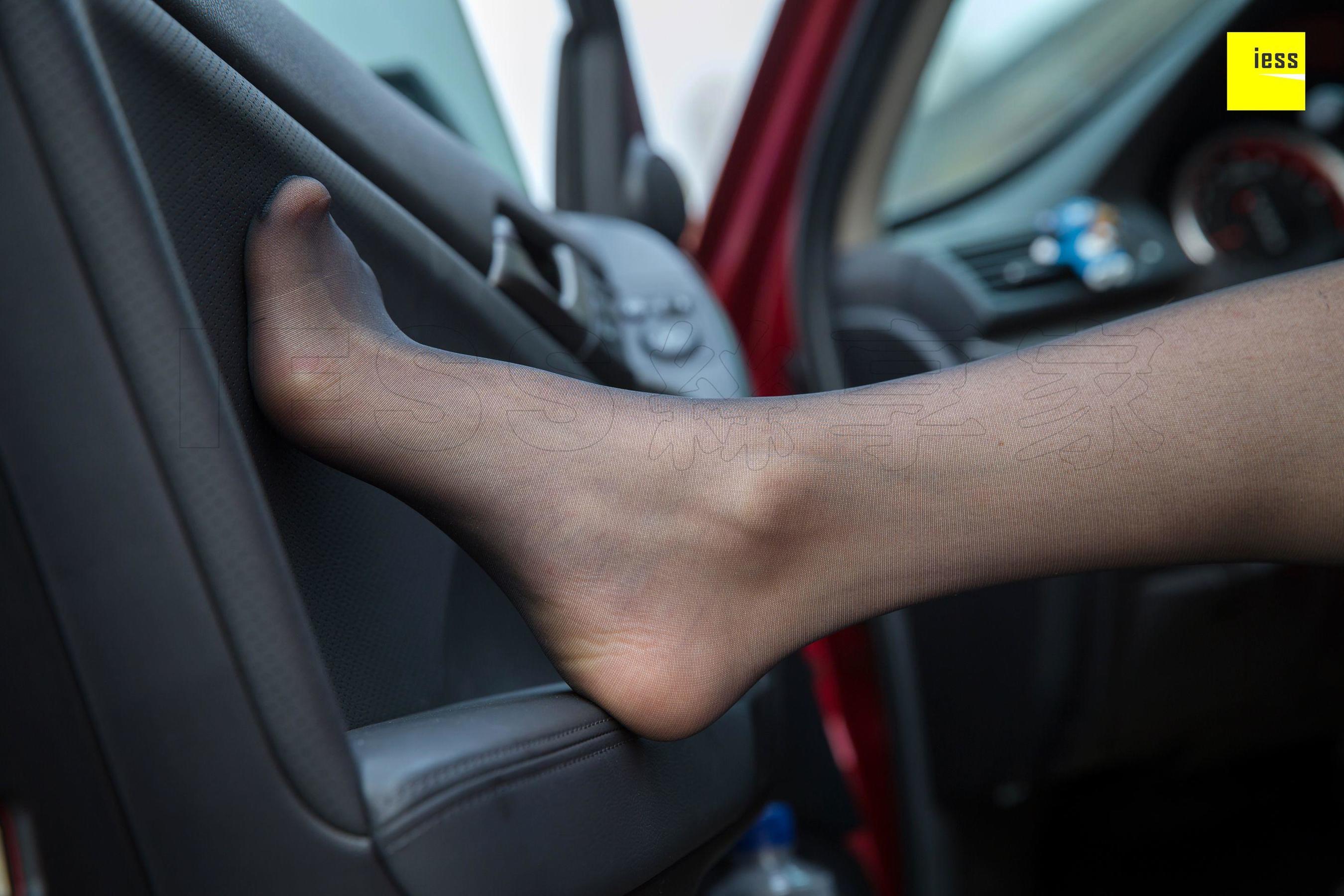 小羽 《网红车内玩黑丝》[异思趣向IESS] 丝享家273 写真集