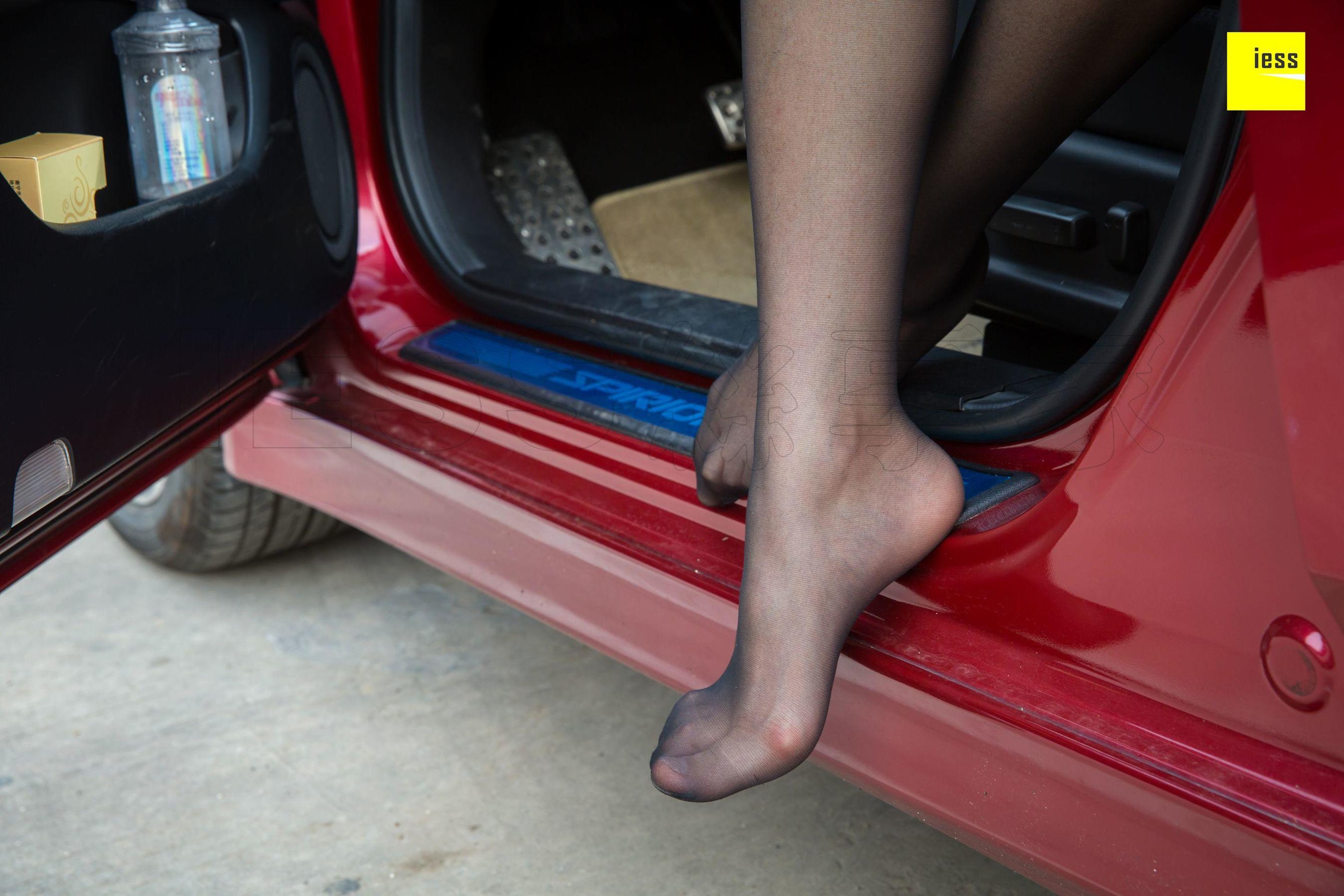 小羽 《网红车内玩黑丝》[异思趣向IESS] 丝享家273 写真集