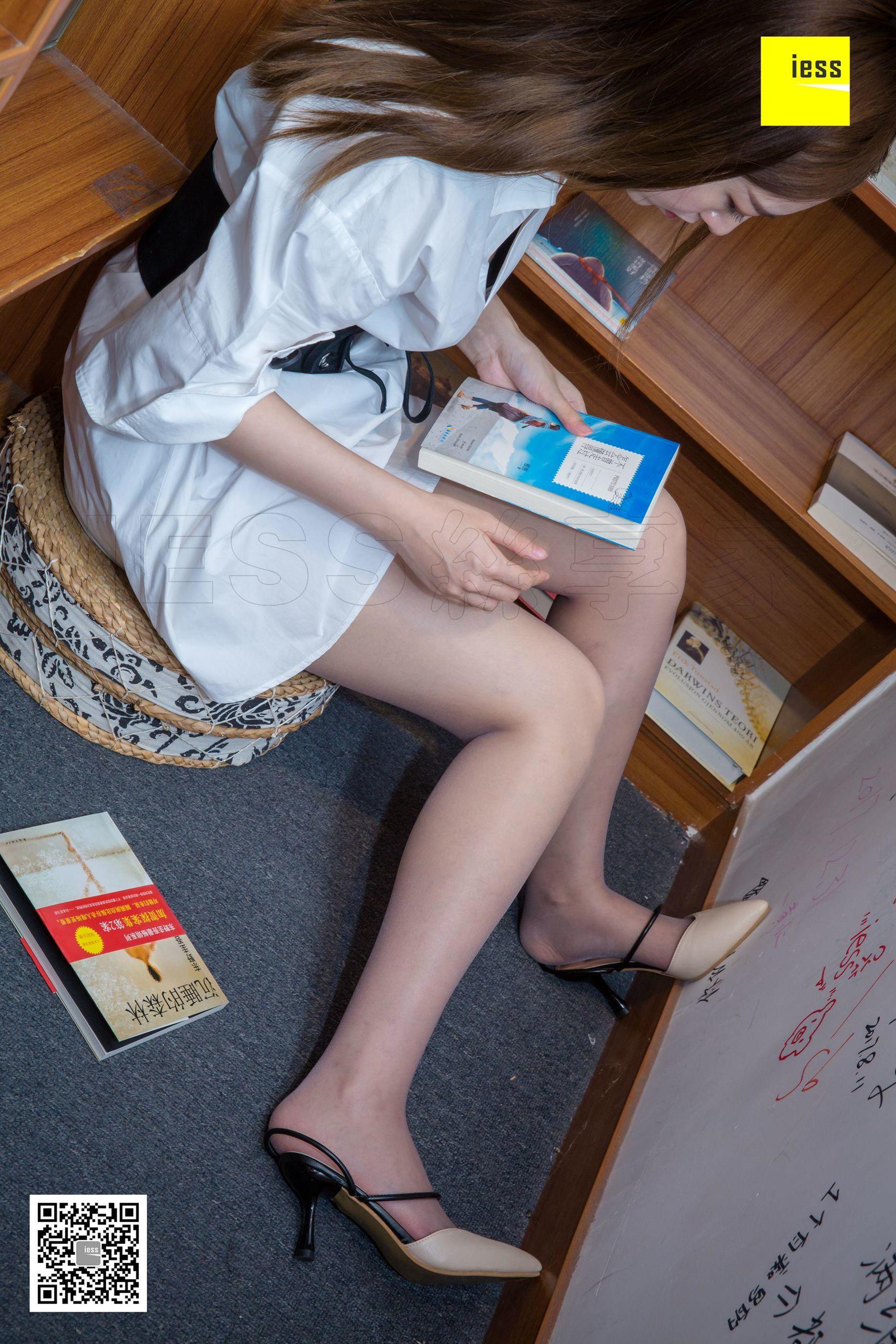 紫紫 《紫紫约你看书赏丝》[异思趣向IESS] 丝享家278 写真集