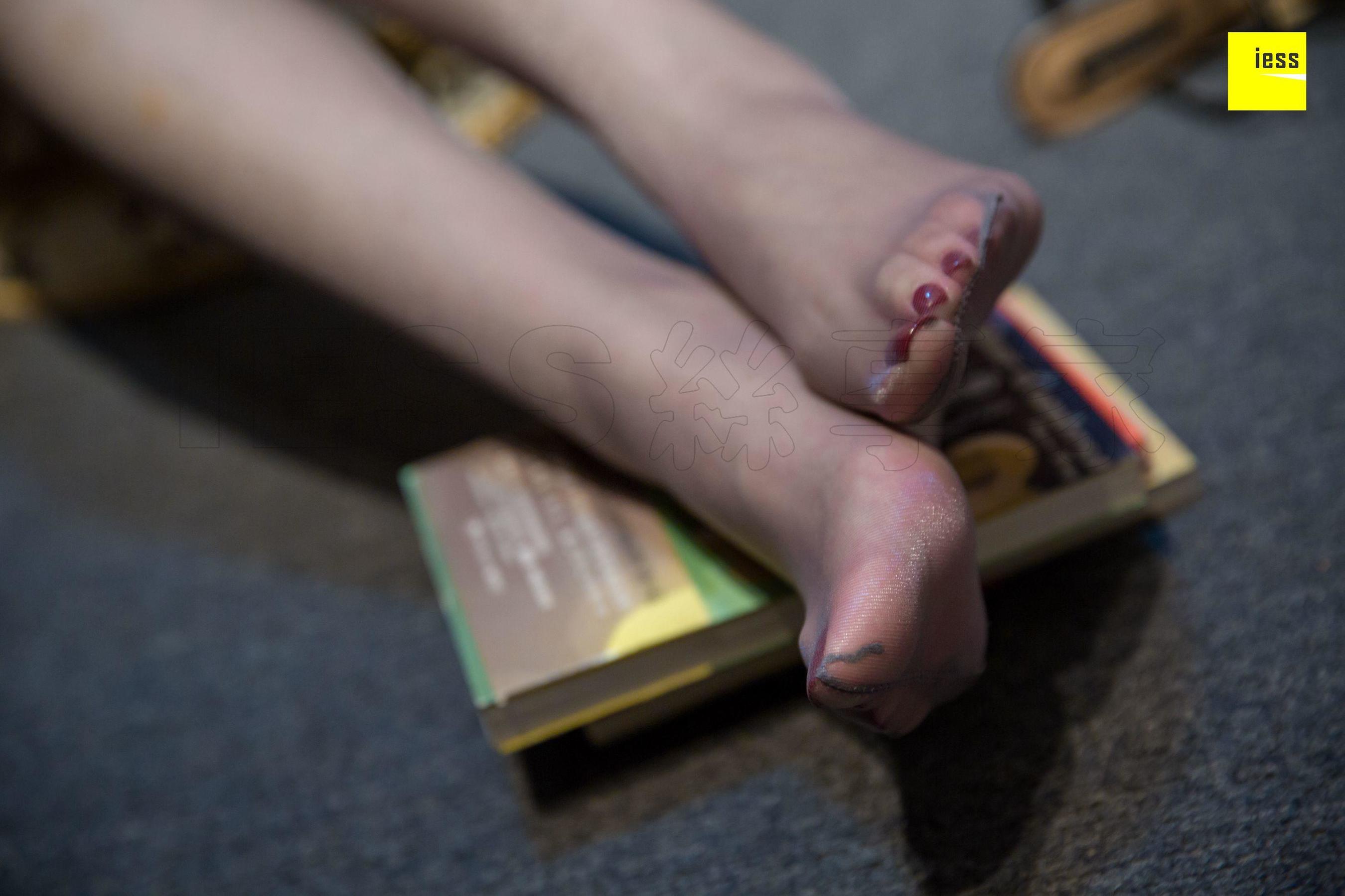 紫紫 《紫紫约你看书赏丝》[异思趣向IESS] 丝享家278 写真集