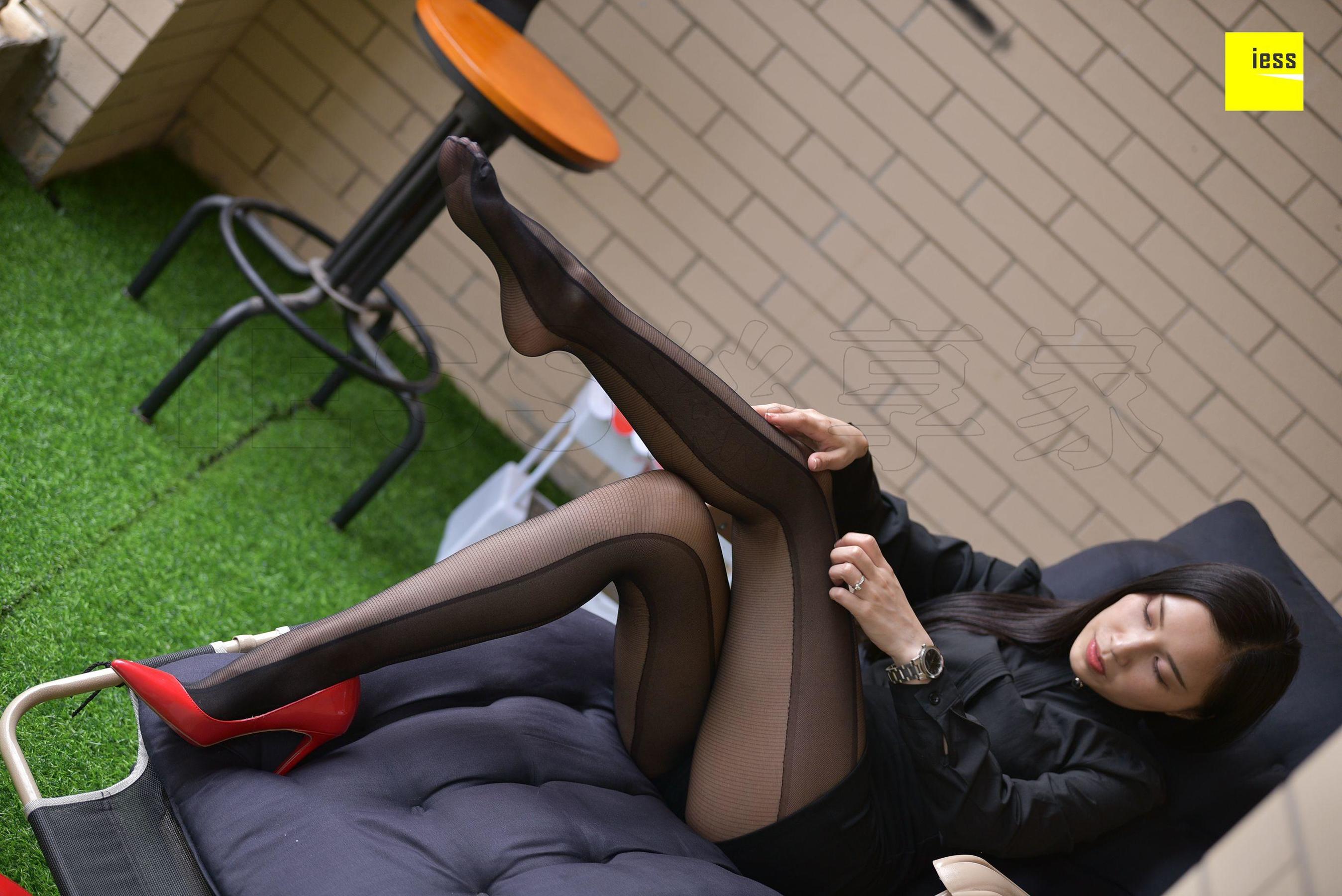 君君 《万黑丛中一点红》[异思趣向IESS] 丝享家281 写真集