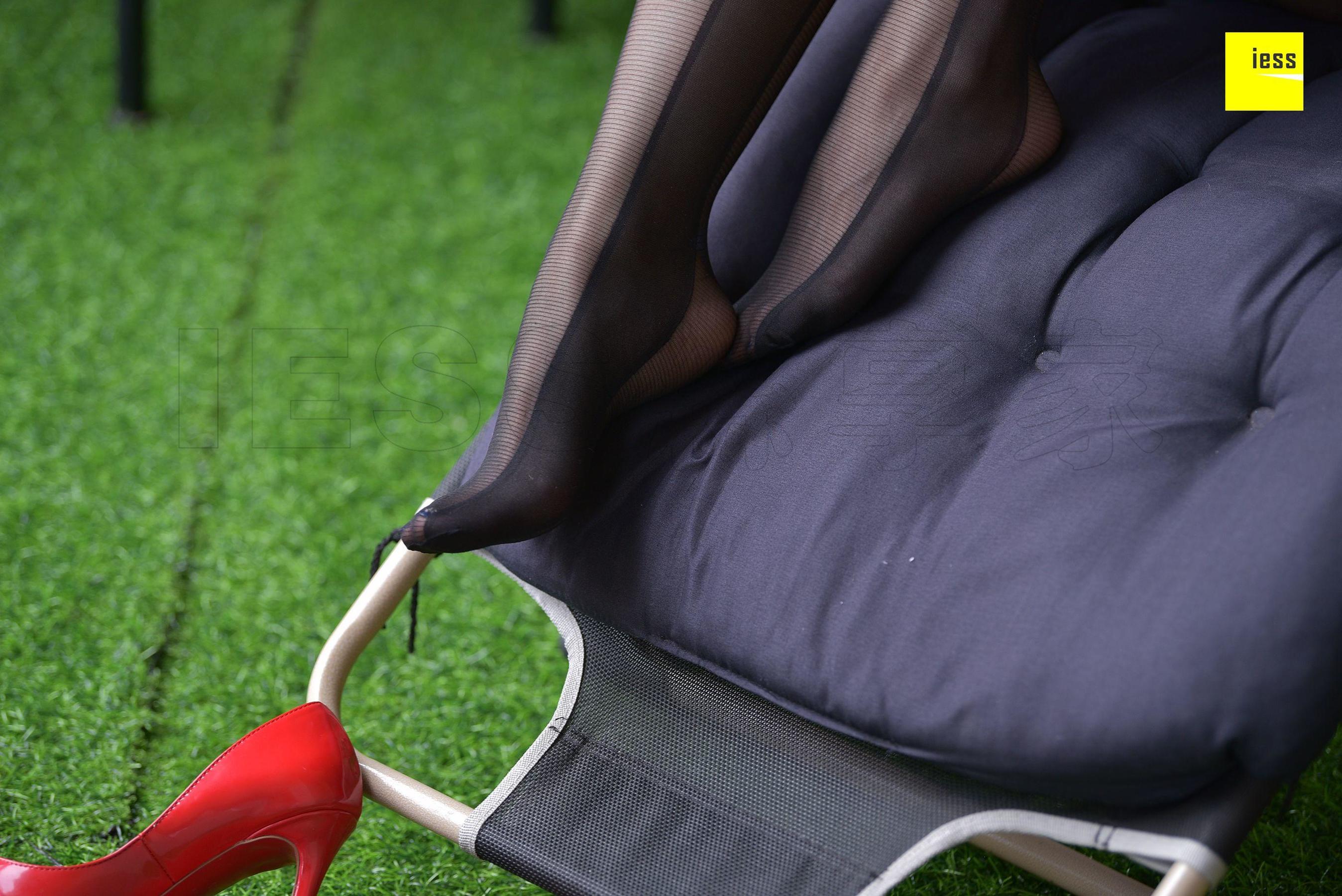 君君 《万黑丛中一点红》[异思趣向IESS] 丝享家281 写真集