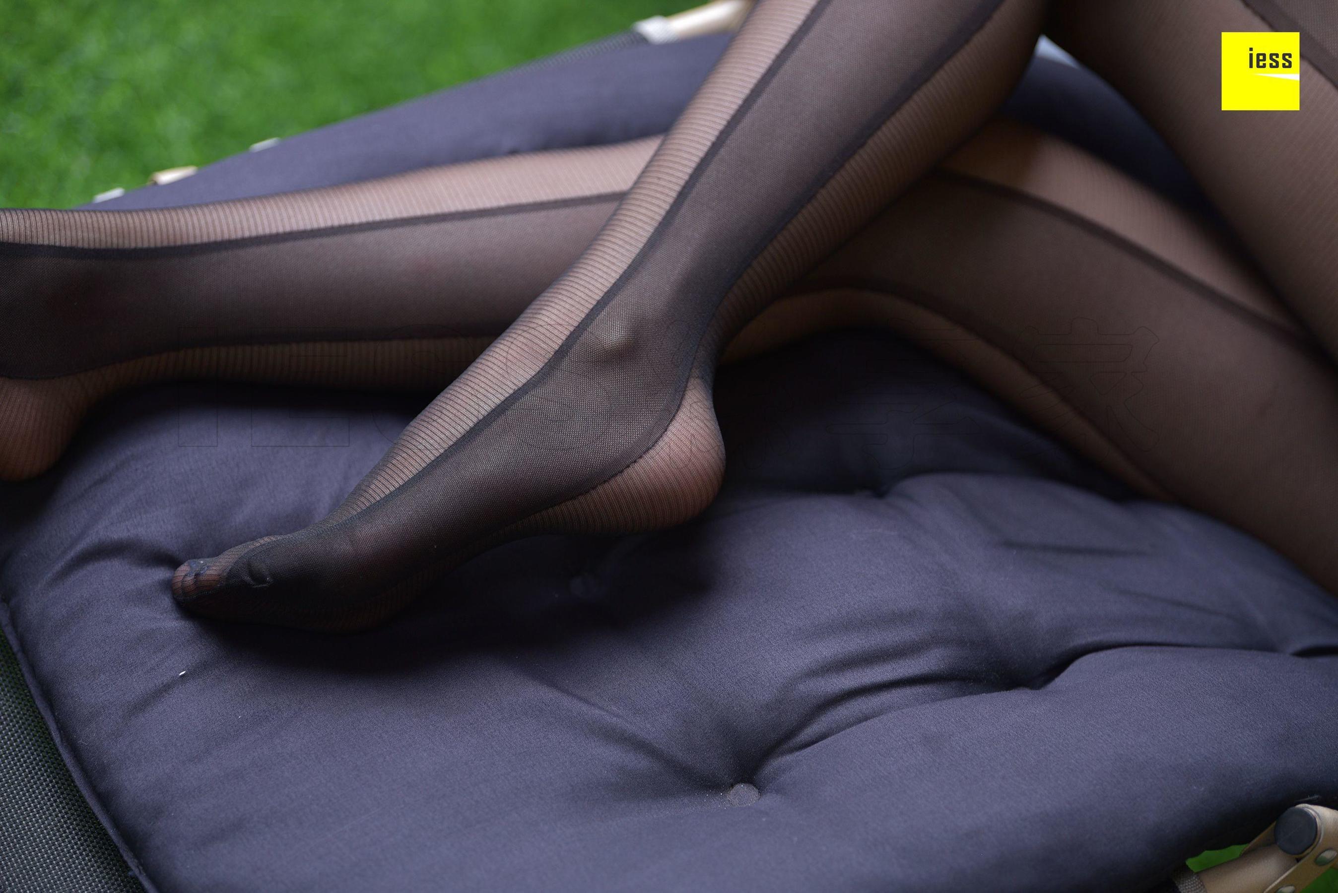 君君 《万黑丛中一点红》[异思趣向IESS] 丝享家281 写真集