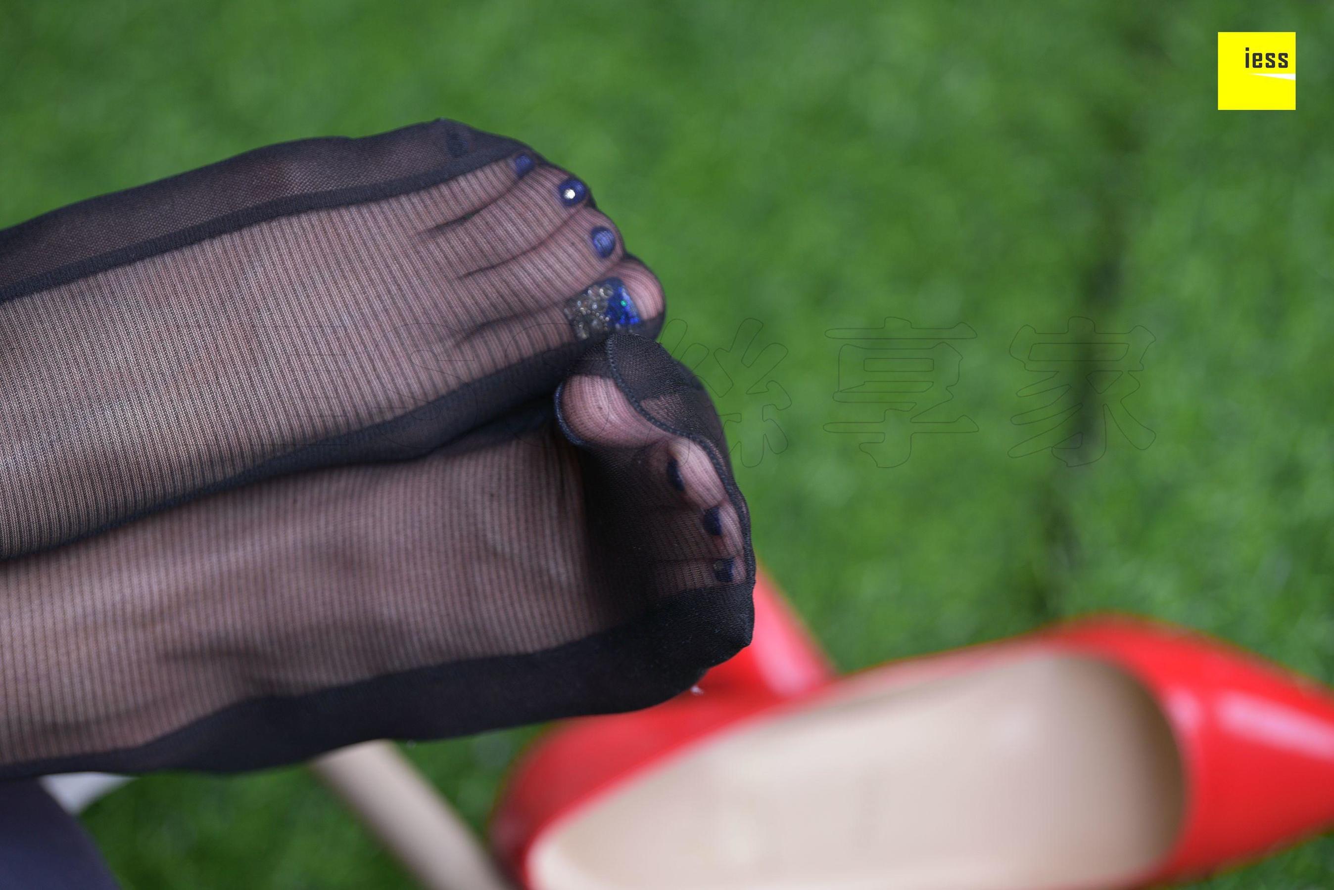 君君 《万黑丛中一点红》[异思趣向IESS] 丝享家281 写真集