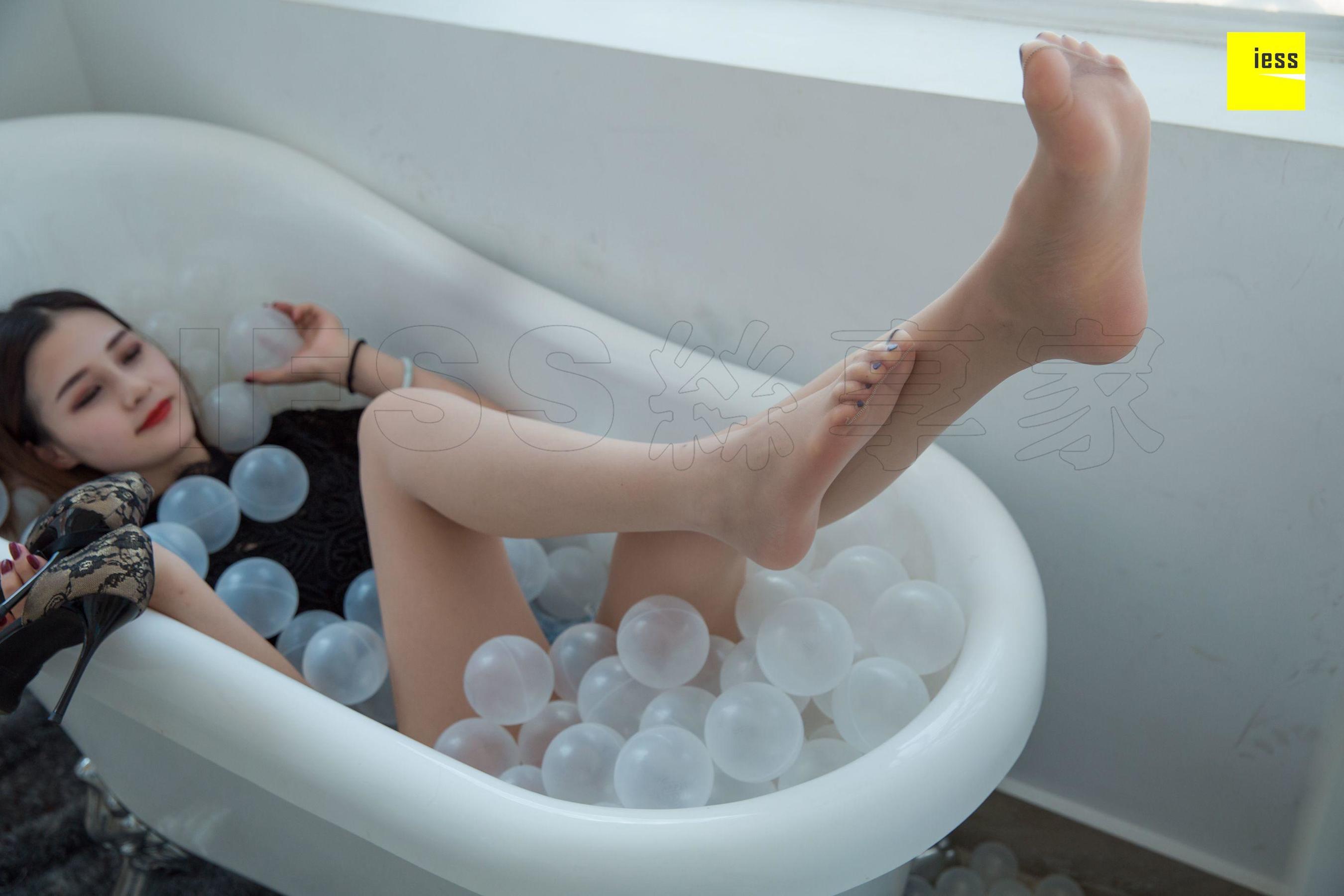 九妹 《九妹浴缸牛仔短裤》[异思趣向IESS] 丝享家282 写真集