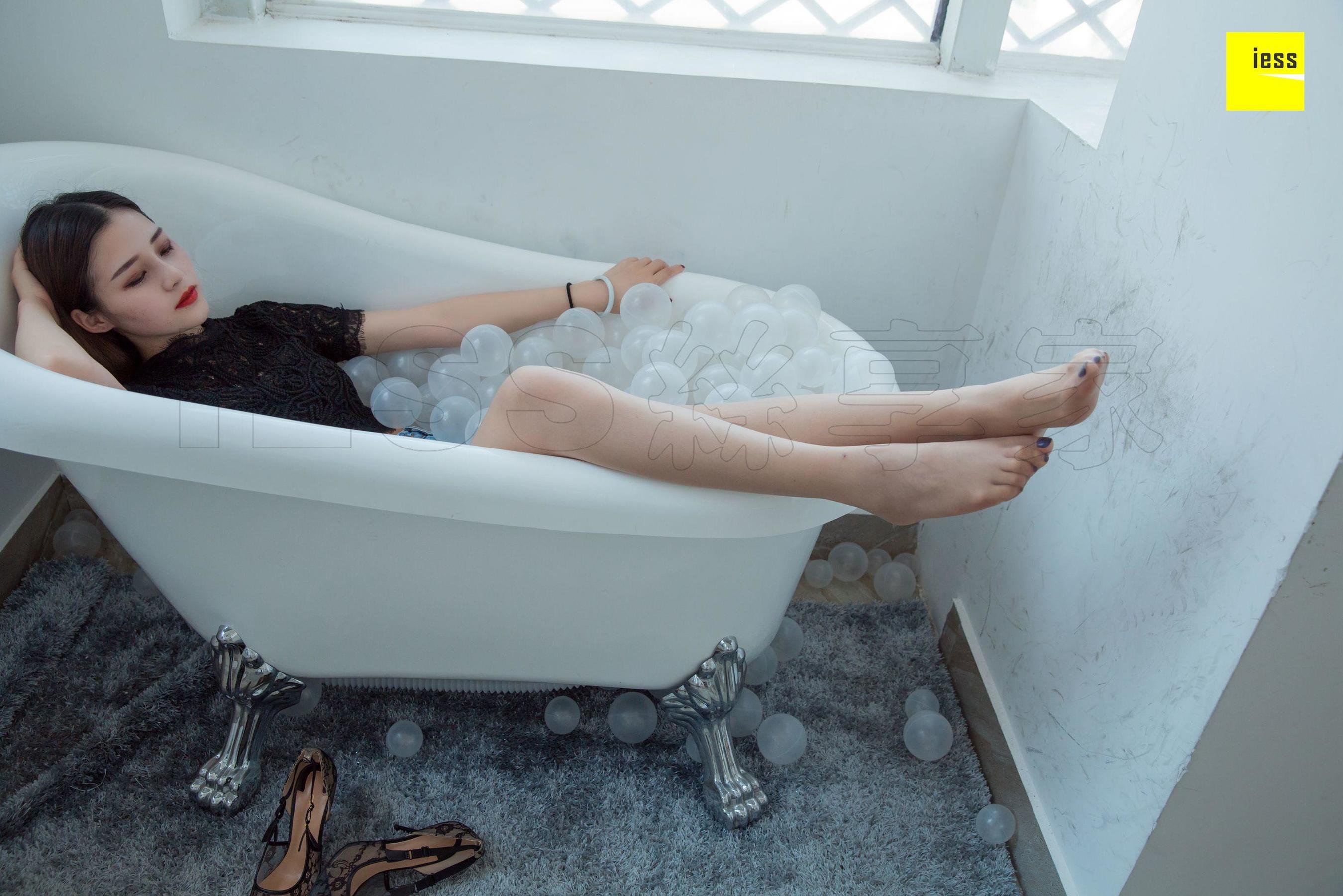 九妹 《九妹浴缸牛仔短裤》[异思趣向IESS] 丝享家282 写真集