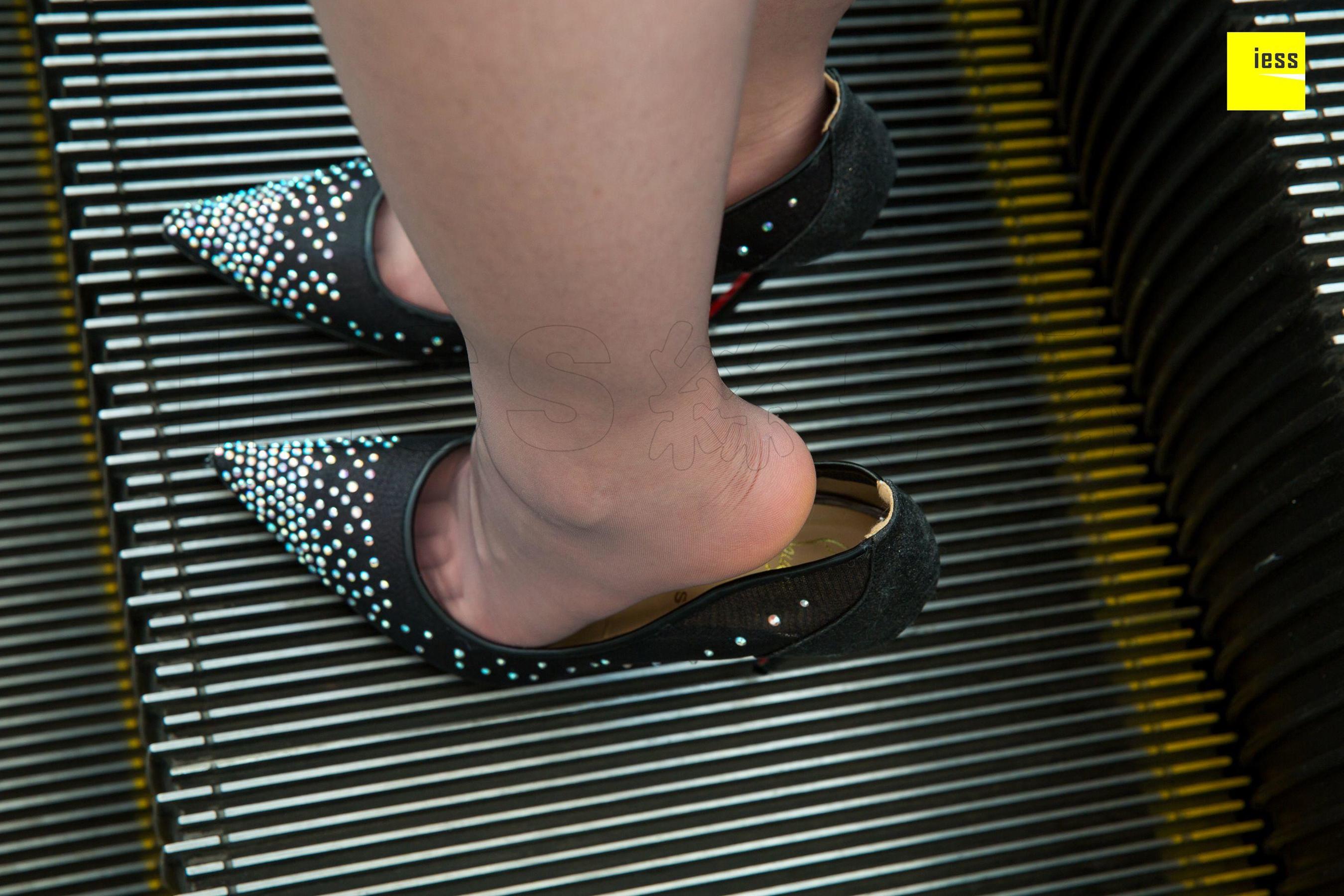 暖暖 《电梯情结》[异思趣向IESS] 丝享家289 写真集