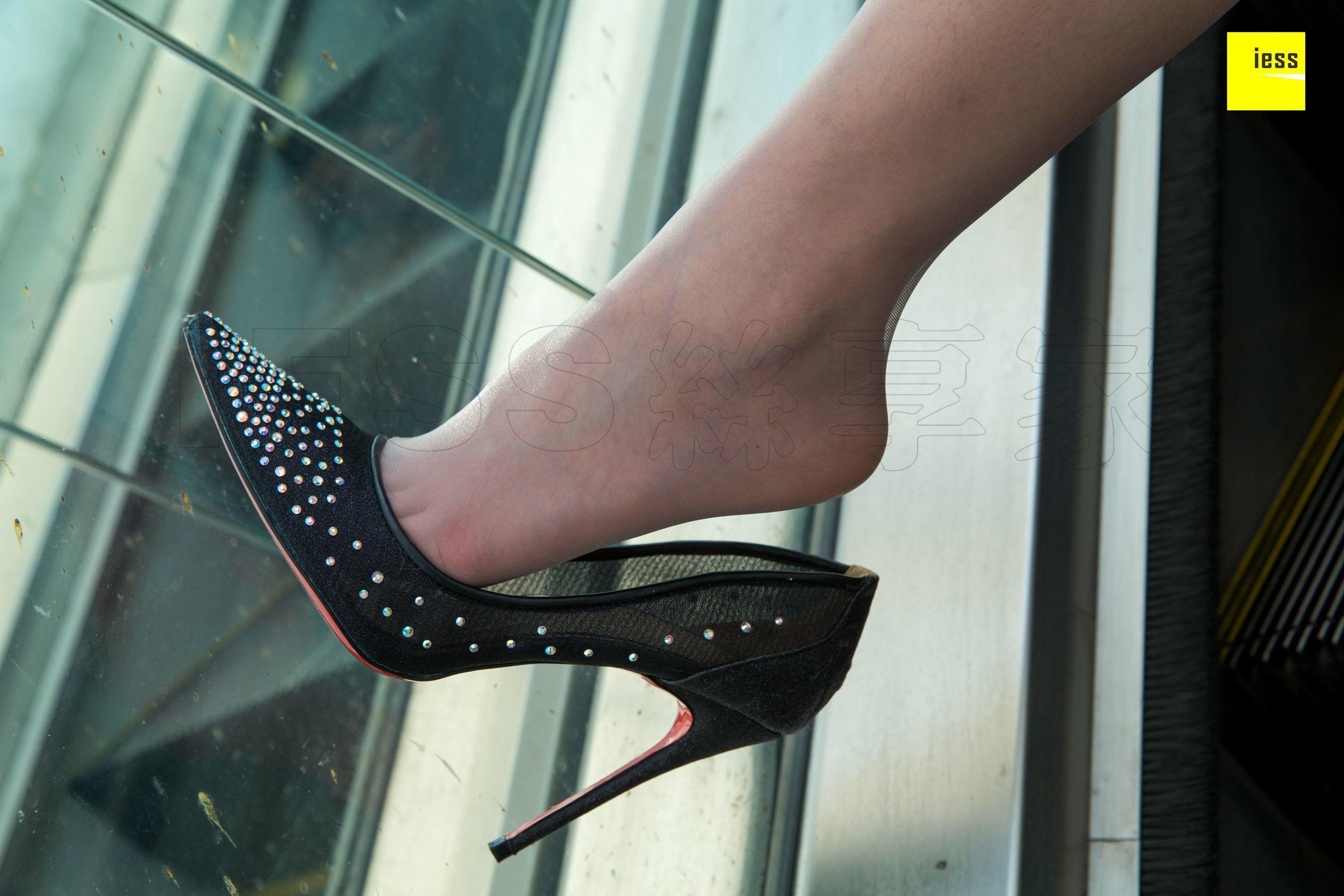 暖暖 《电梯情结》[异思趣向IESS] 丝享家289 写真集