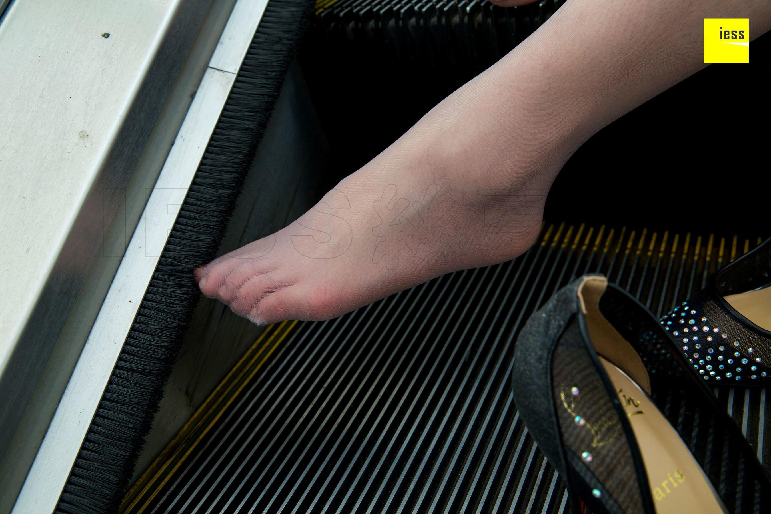 暖暖 《电梯情结》[异思趣向IESS] 丝享家289 写真集