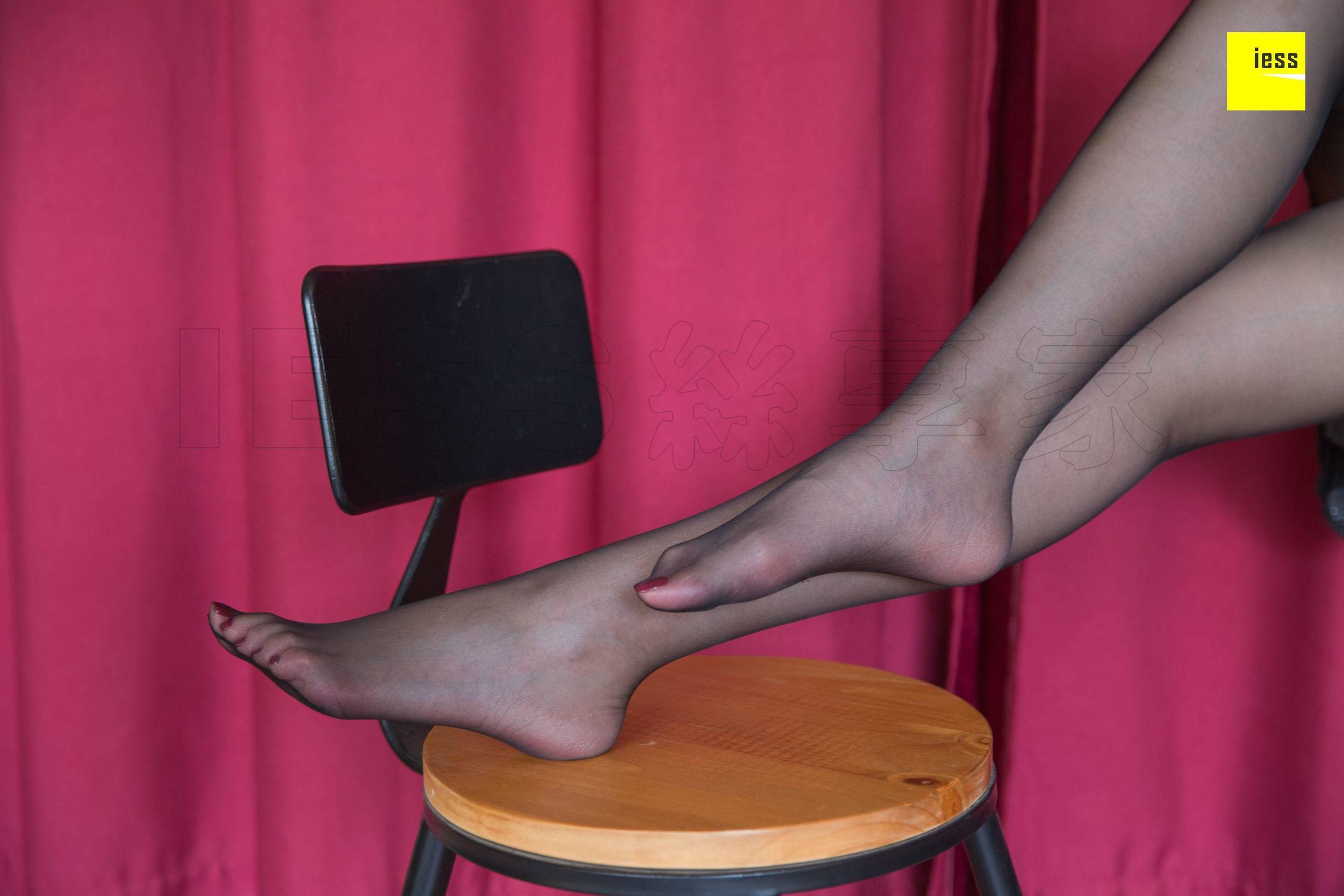 紫紫 《紫紫的优雅黑丝》[异思趣向IESS] 丝享家300 写真集