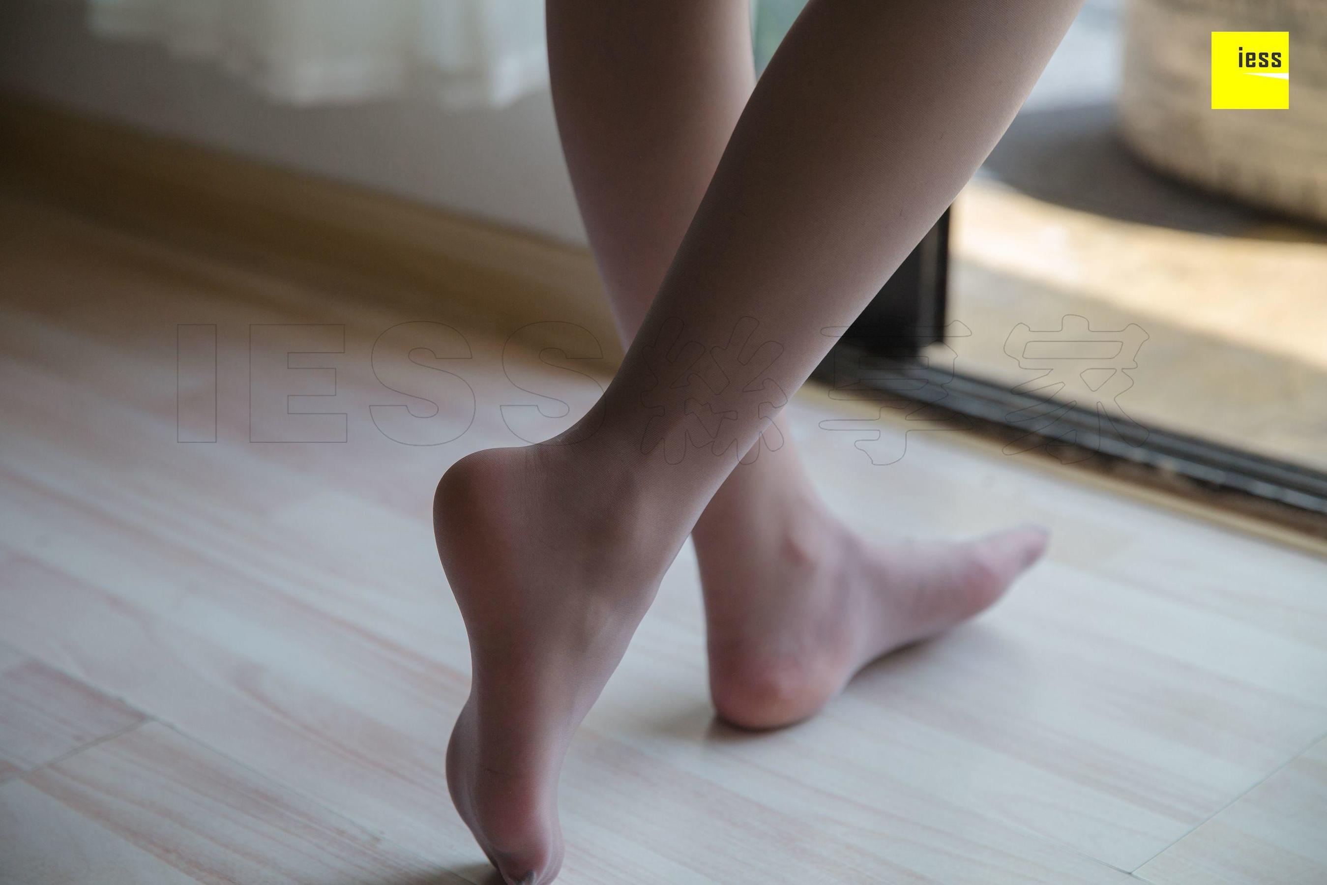 文欣《大熊也喜欢灰丝》 [异思趣向IESS] 丝享家301 美腿丝足写真集