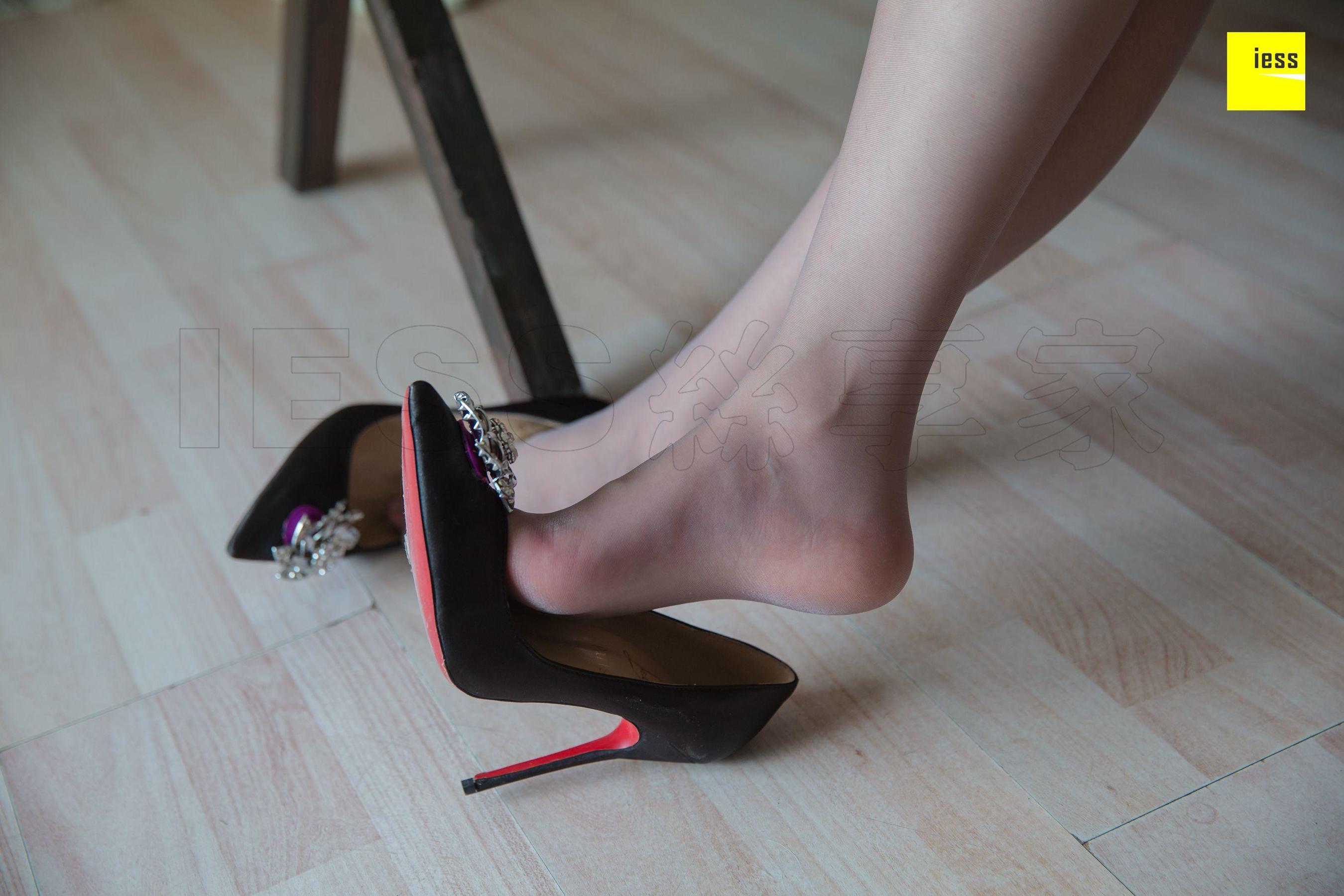 文欣《大熊也喜欢灰丝》 [异思趣向IESS] 丝享家301 美腿丝足写真集