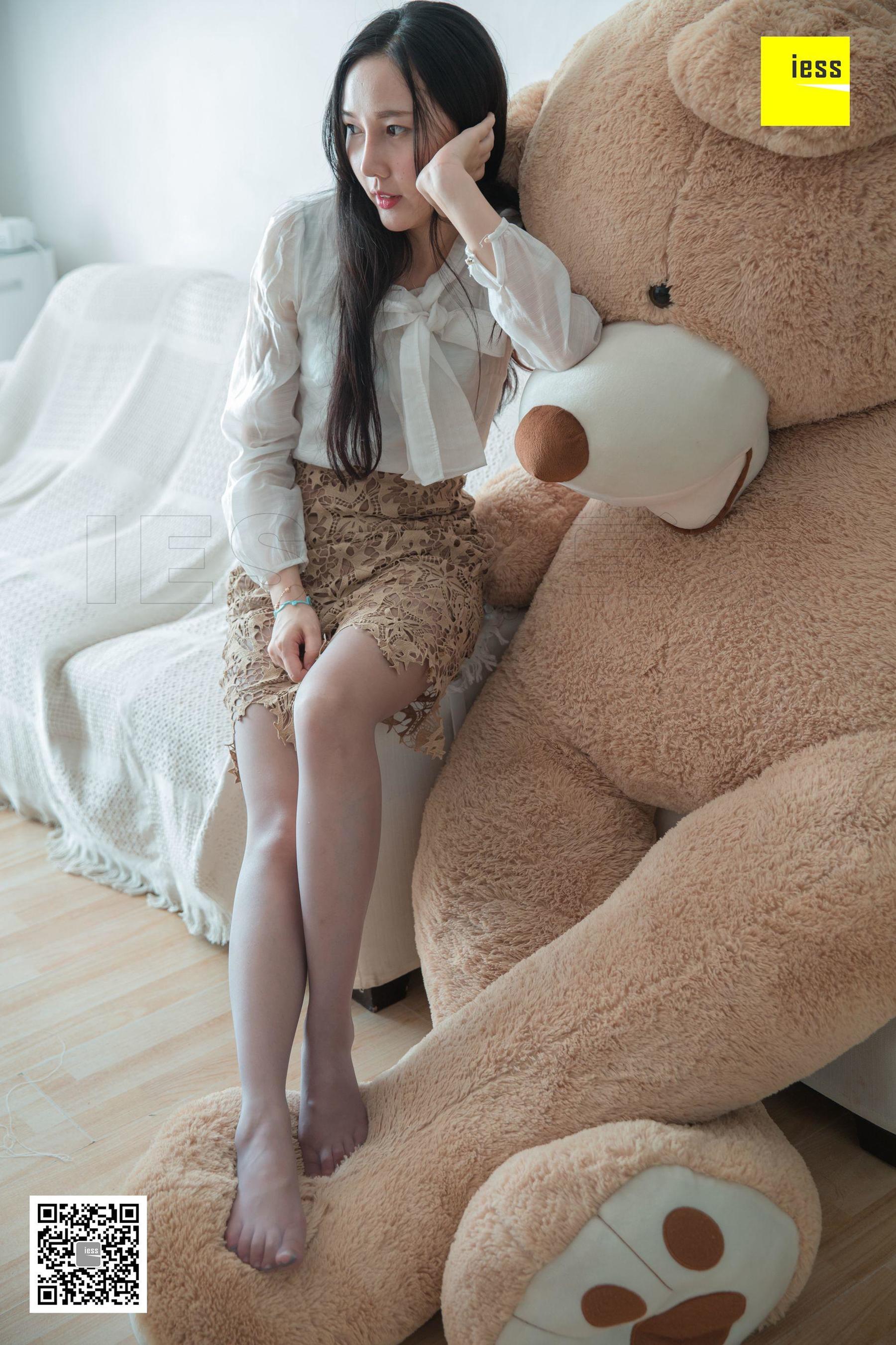 文欣《大熊也喜欢灰丝》 [异思趣向IESS] 丝享家301 美腿丝足写真集