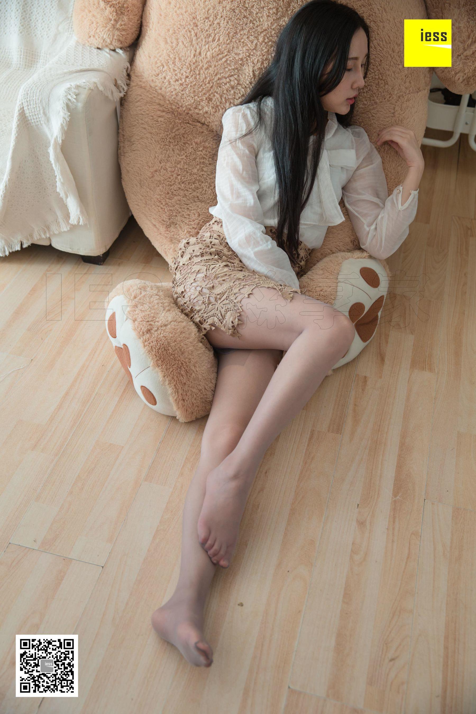 文欣《大熊也喜欢灰丝》 [异思趣向IESS] 丝享家301 美腿丝足写真集