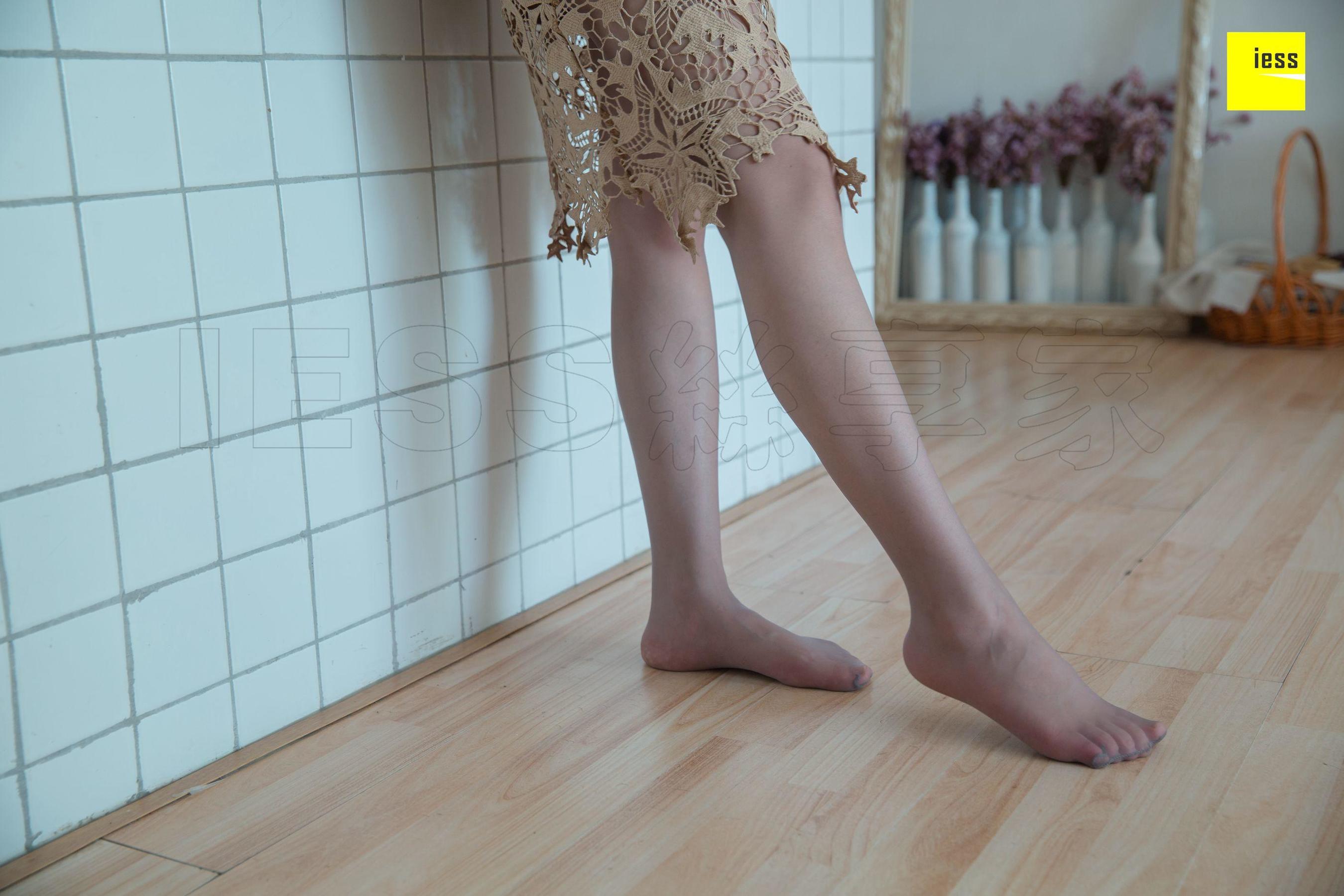 文欣《大熊也喜欢灰丝》 [异思趣向IESS] 丝享家301 美腿丝足写真集