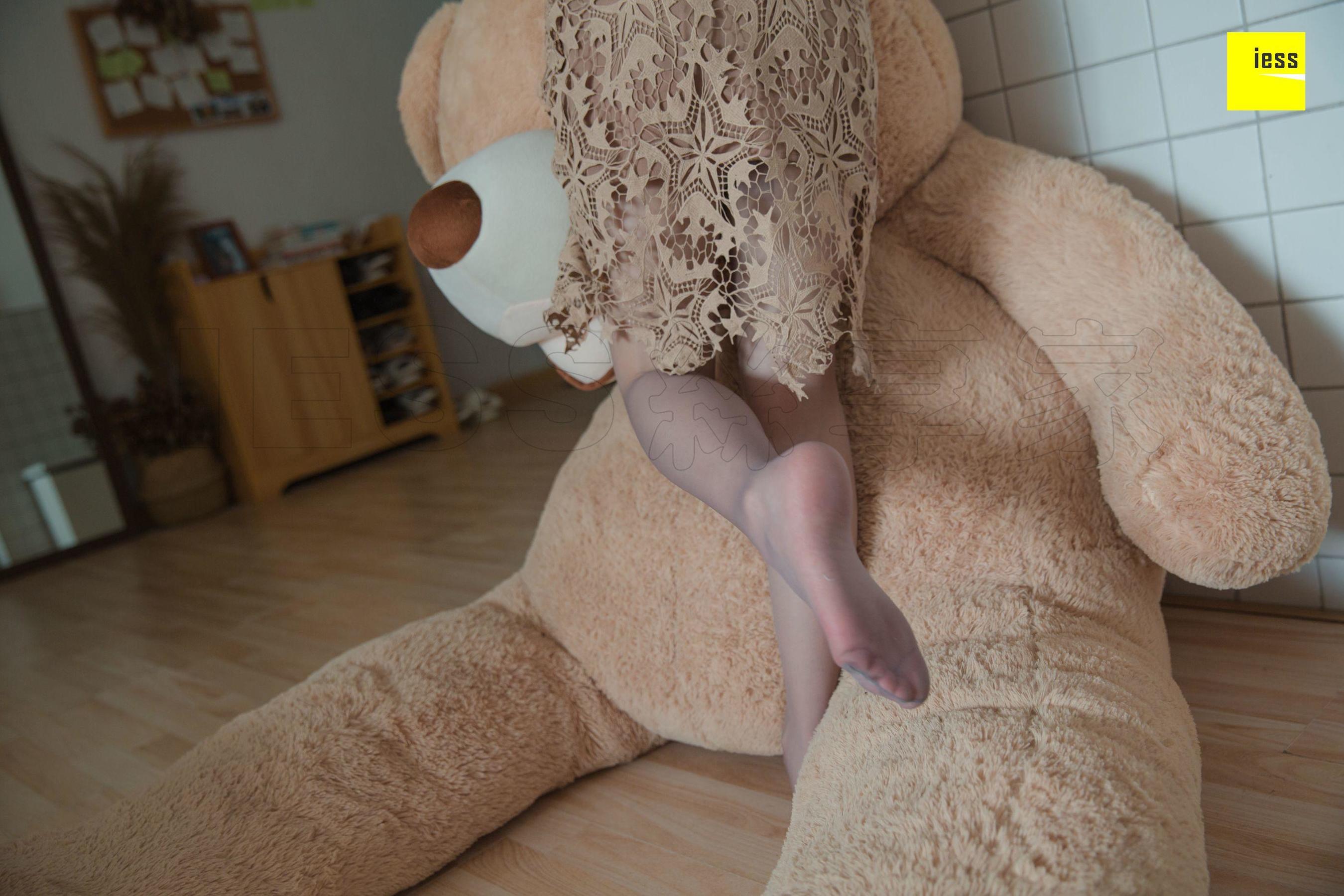 文欣《大熊也喜欢灰丝》 [异思趣向IESS] 丝享家301 美腿丝足写真集