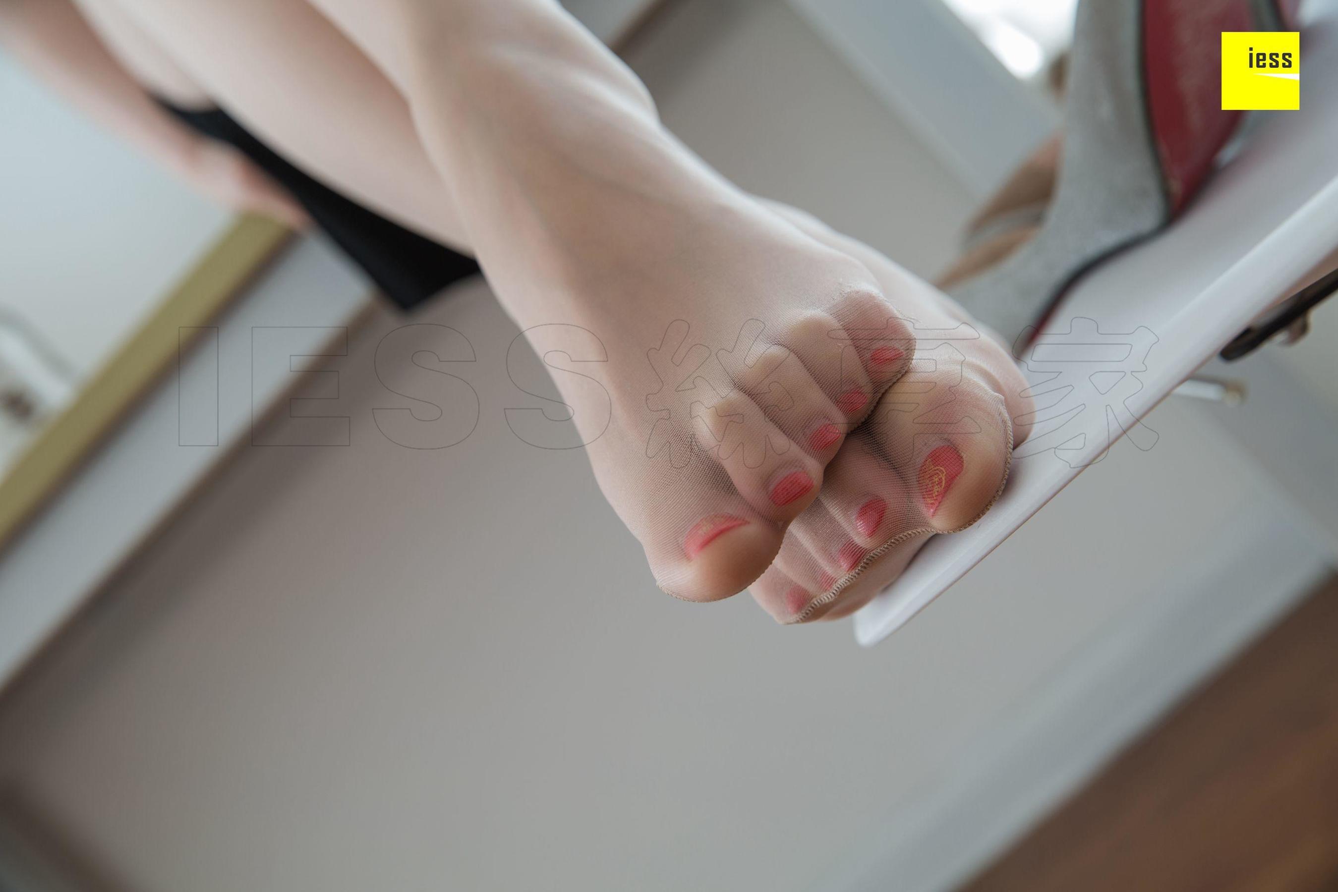 姗姗 《哪里来的线头？》 [异思趣向IESS] 丝享家306 丝袜美腿写真集