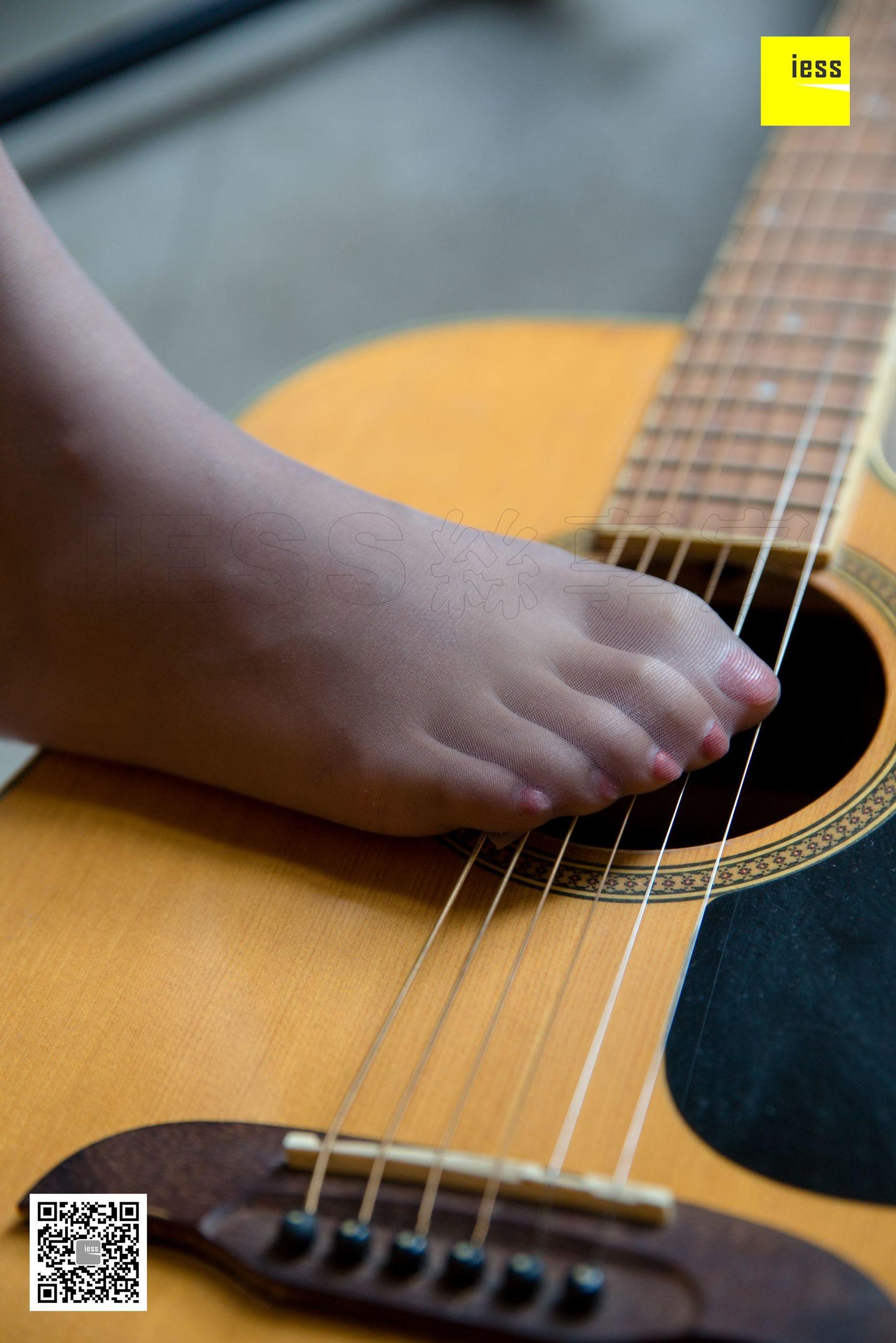 婉萍 《弹吉他的灰丝少女》 [异思趣向IESS] 丝享家312 美腿美足写真集