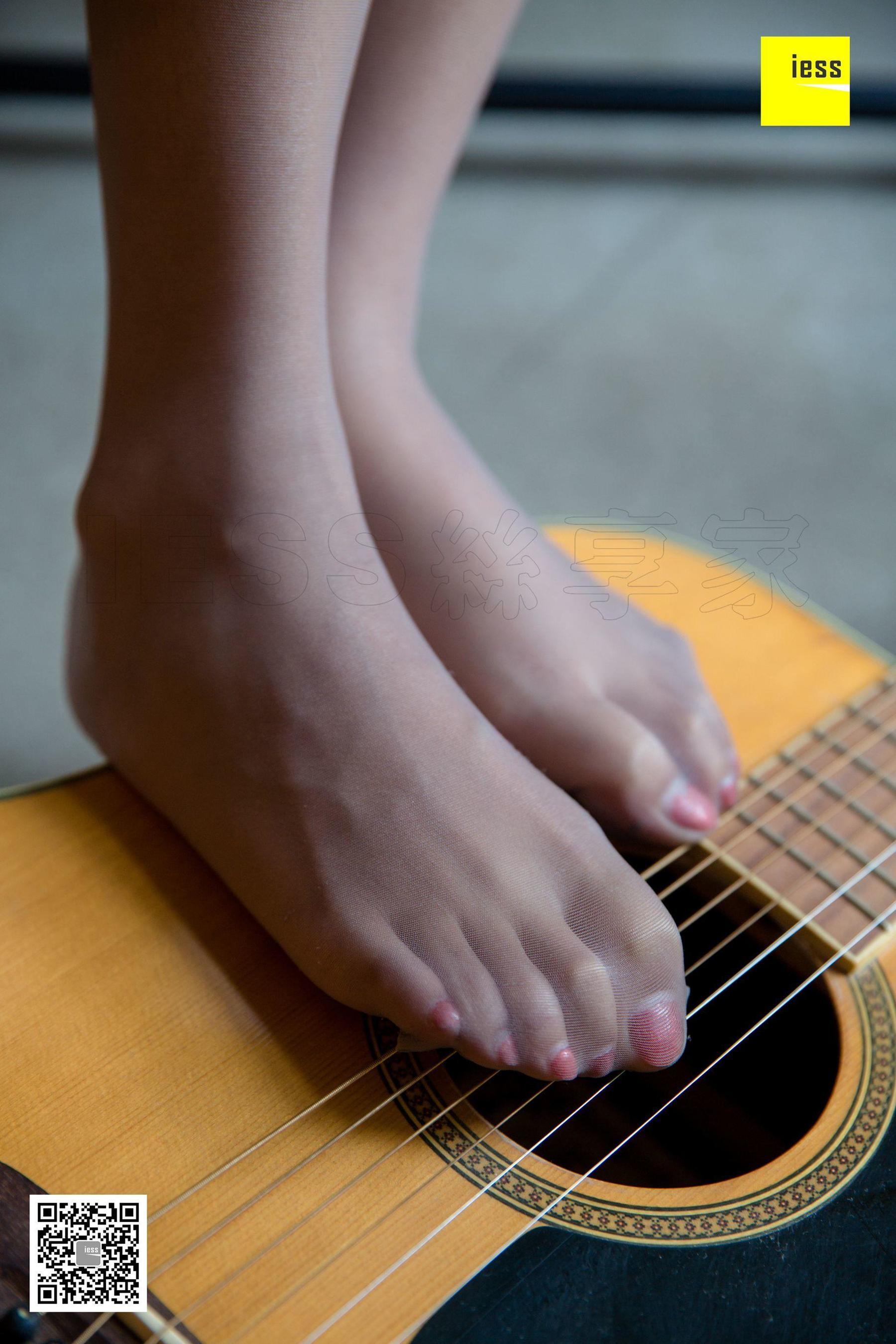 婉萍 《弹吉他的灰丝少女》 [异思趣向IESS] 丝享家312 美腿美足写真集