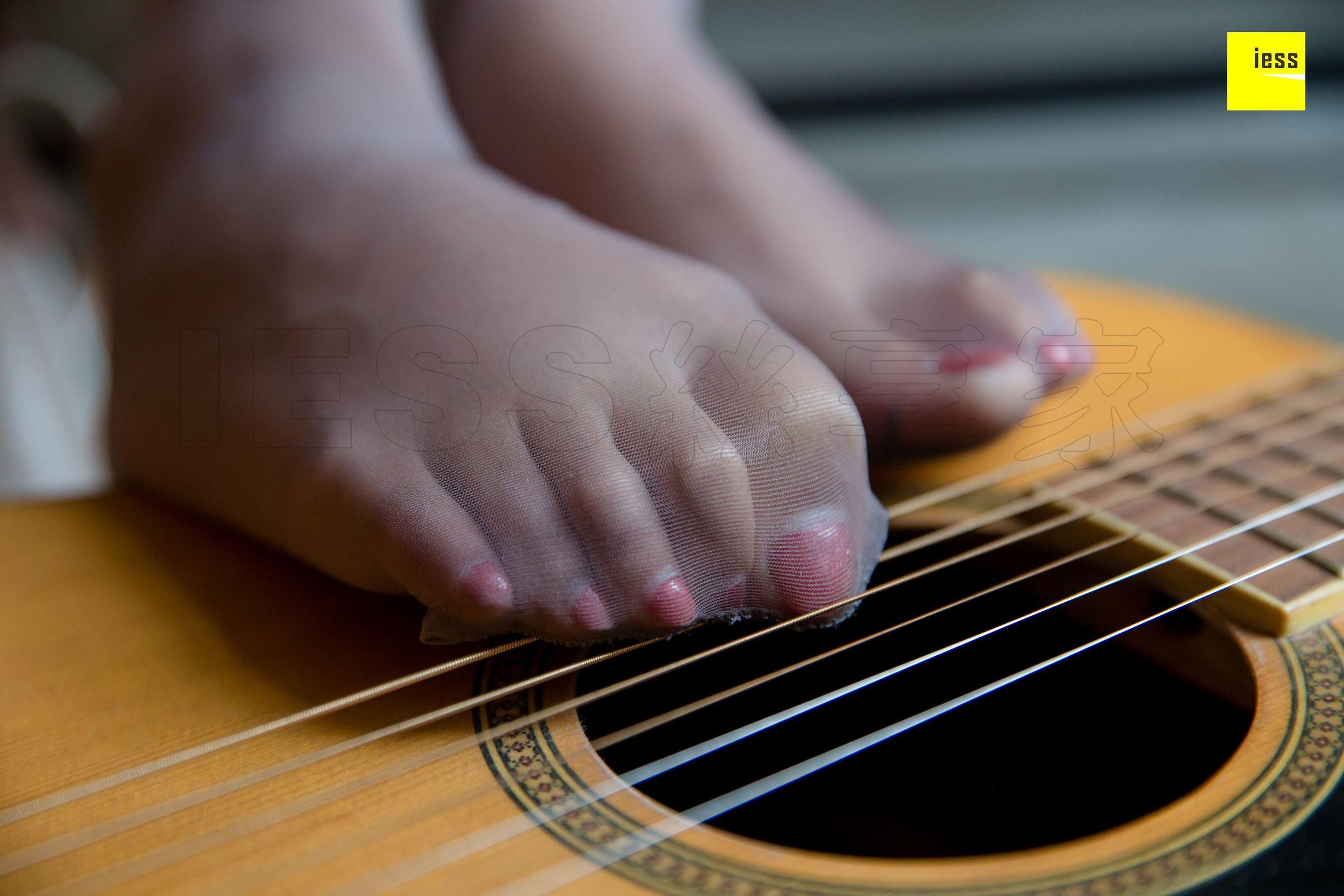 婉萍 《弹吉他的灰丝少女》 [异思趣向IESS] 丝享家312 美腿美足写真集