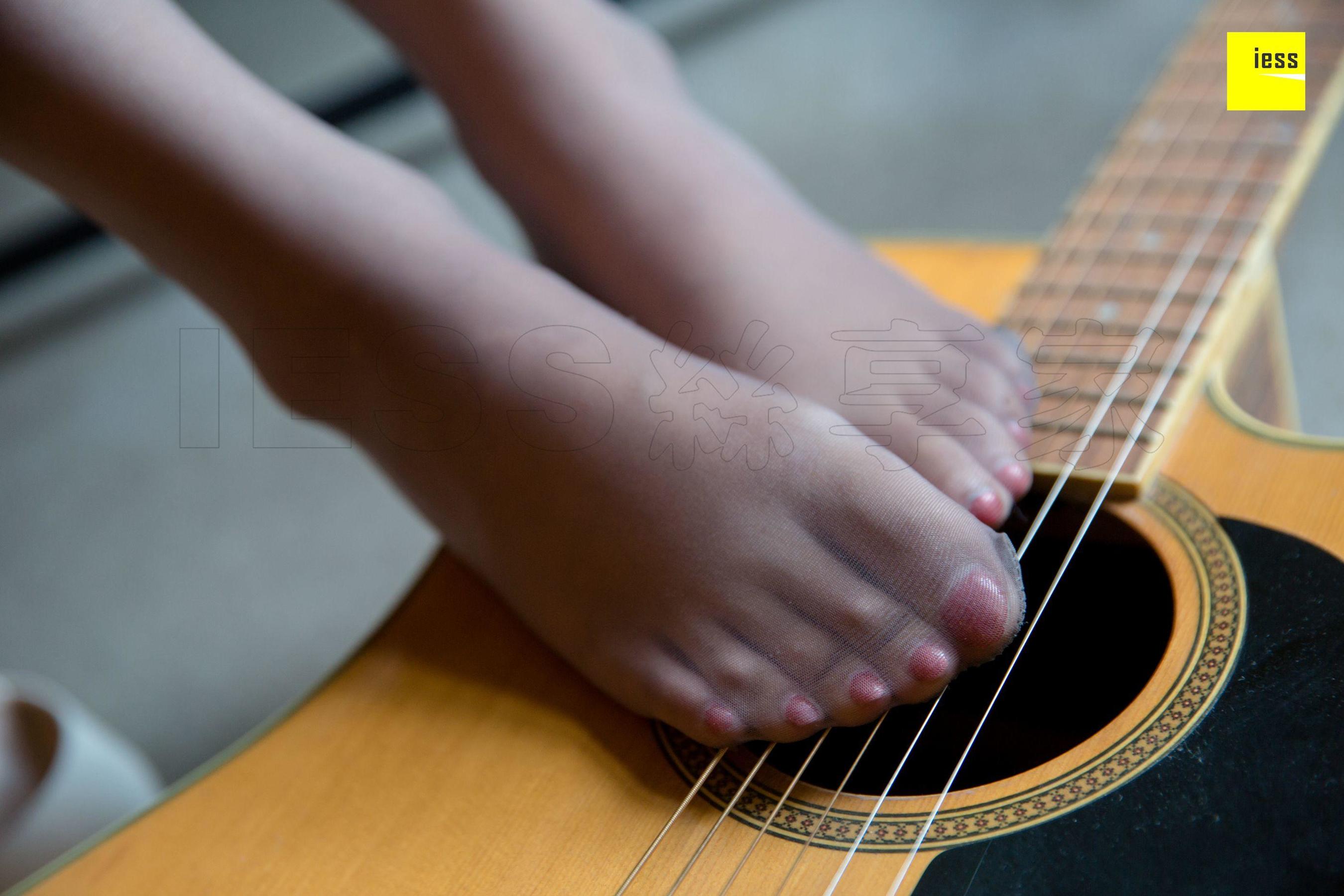 婉萍 《弹吉他的灰丝少女》 [异思趣向IESS] 丝享家312 美腿美足写真集