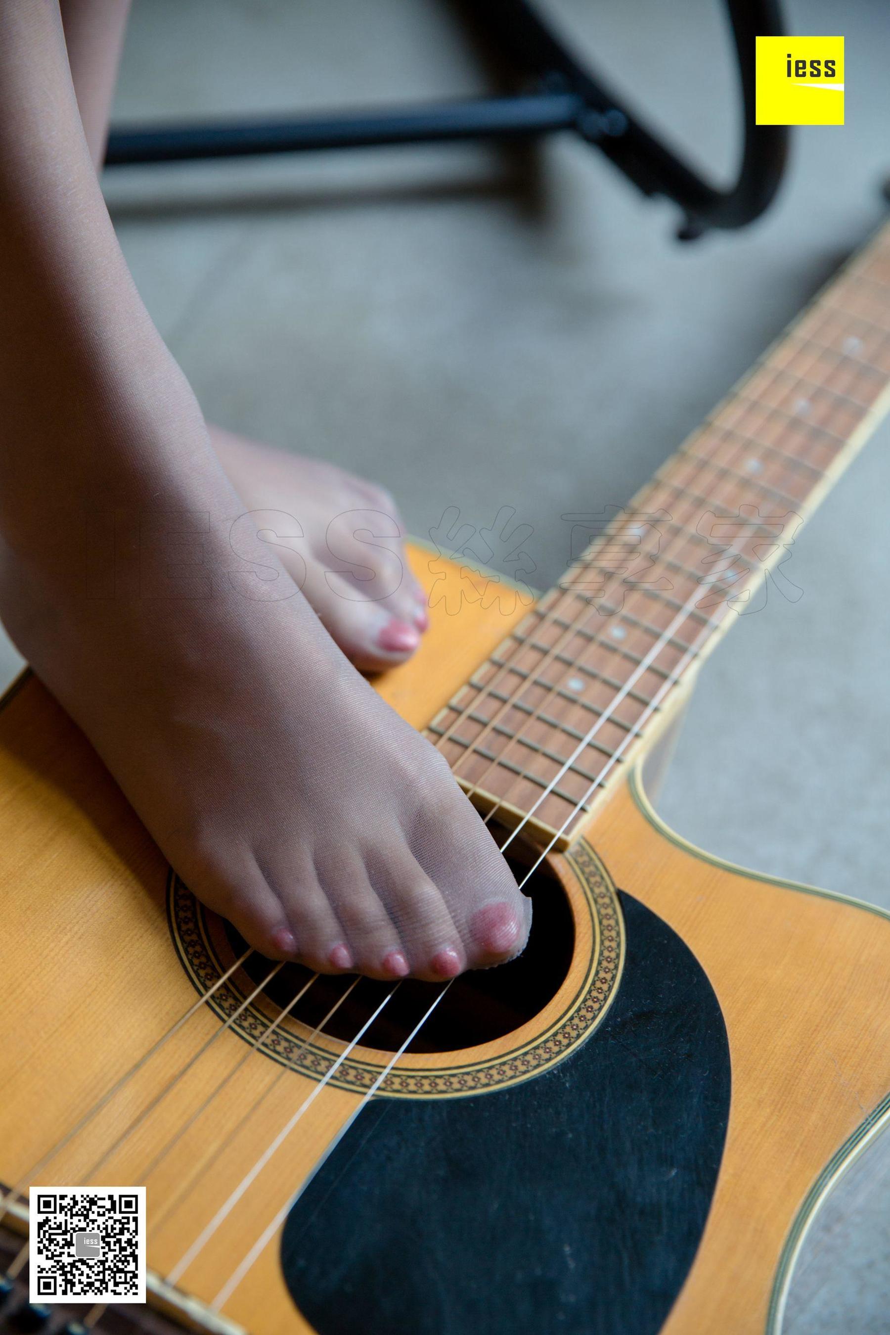 婉萍 《弹吉他的灰丝少女》 [异思趣向IESS] 丝享家312 美腿美足写真集