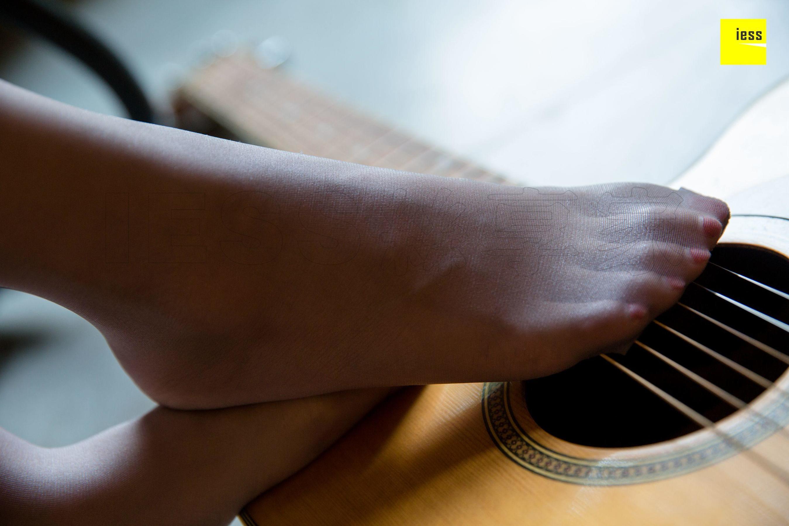 婉萍 《弹吉他的灰丝少女》 [异思趣向IESS] 丝享家312 美腿美足写真集