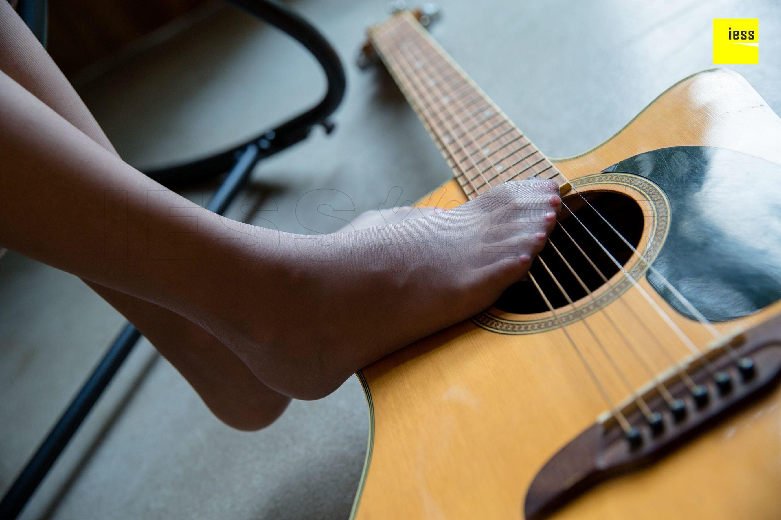 婉萍 《弹吉他的灰丝少女》 [异思趣向IESS] 丝享家312 美腿美足写真集