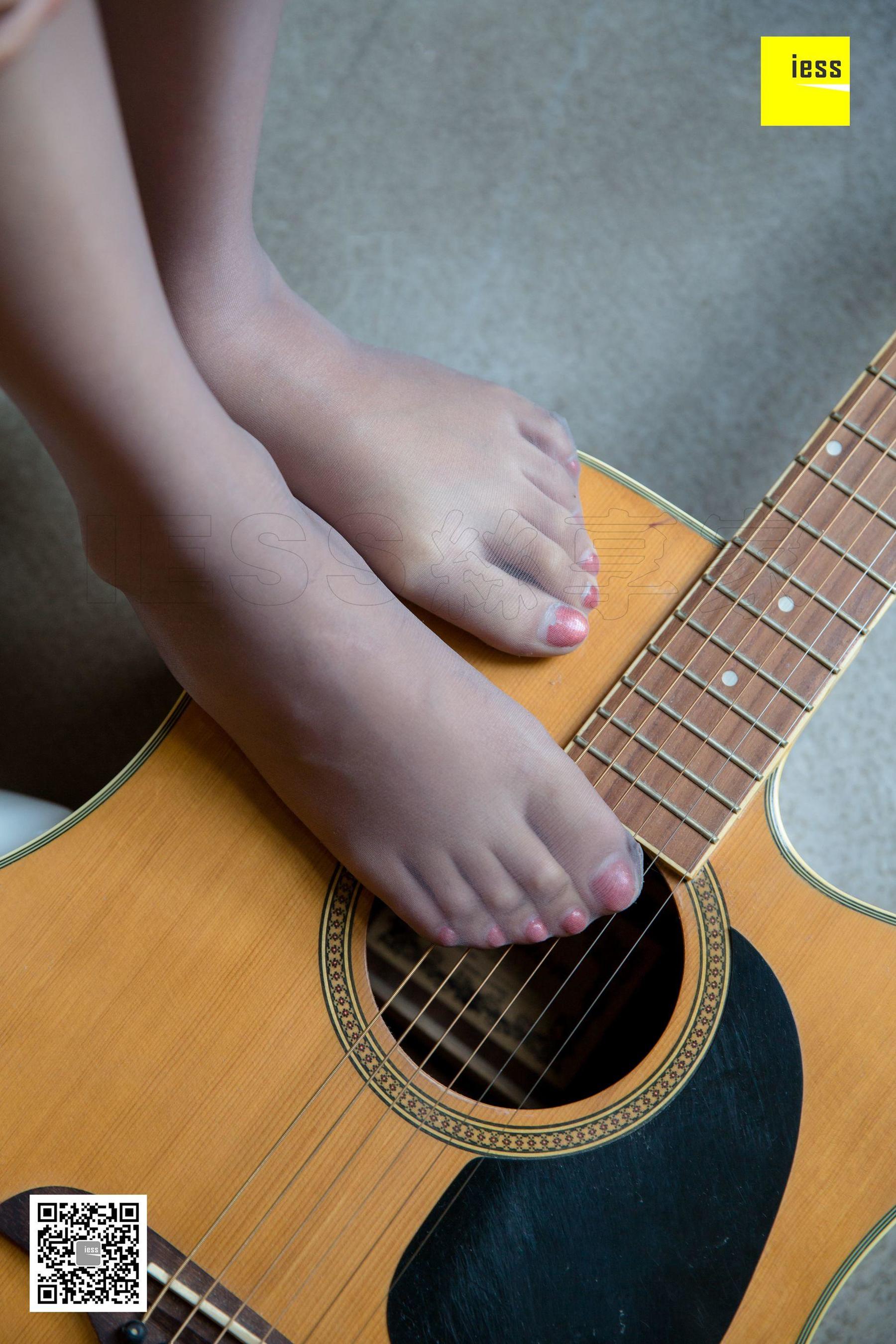 婉萍 《弹吉他的灰丝少女》 [异思趣向IESS] 丝享家312 美腿美足写真集