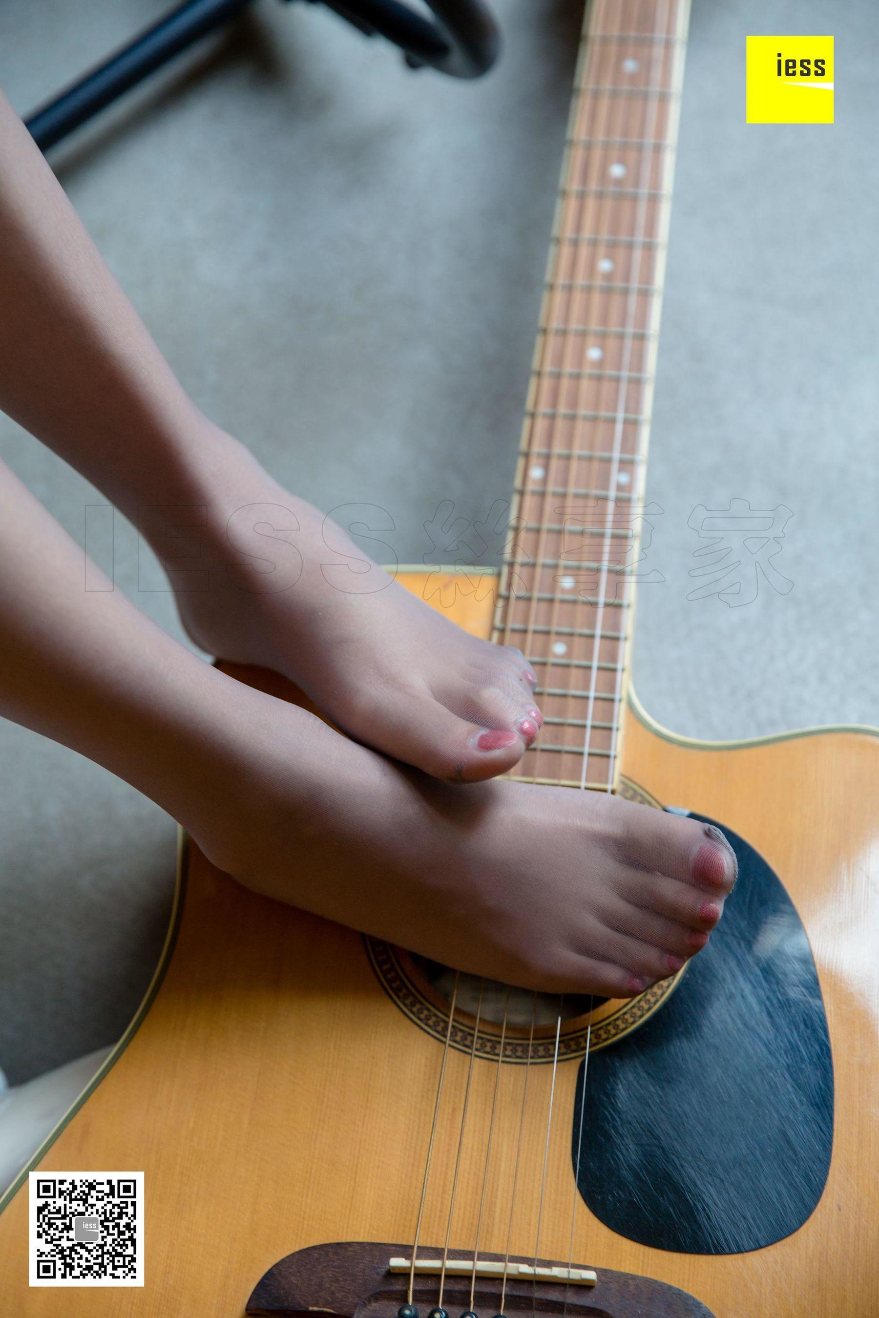 婉萍 《弹吉他的灰丝少女》 [异思趣向IESS] 丝享家312 美腿美足写真集