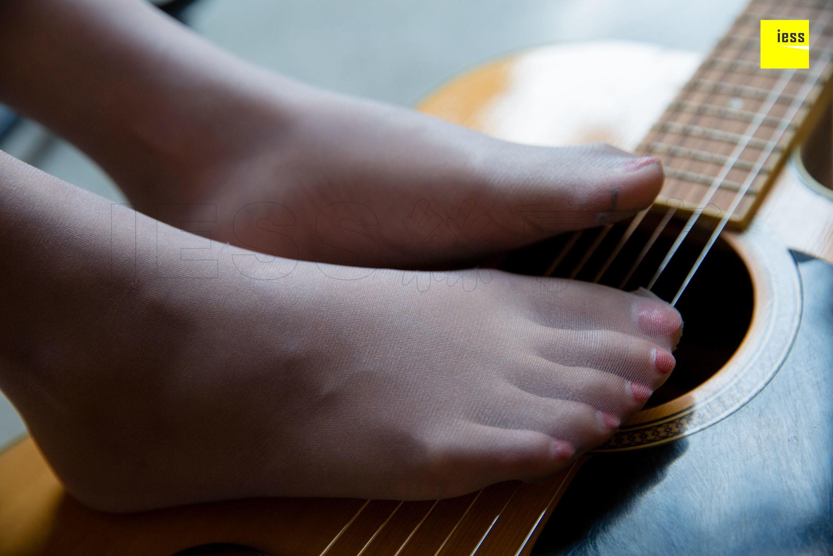 婉萍 《弹吉他的灰丝少女》 [异思趣向IESS] 丝享家312 美腿美足写真集