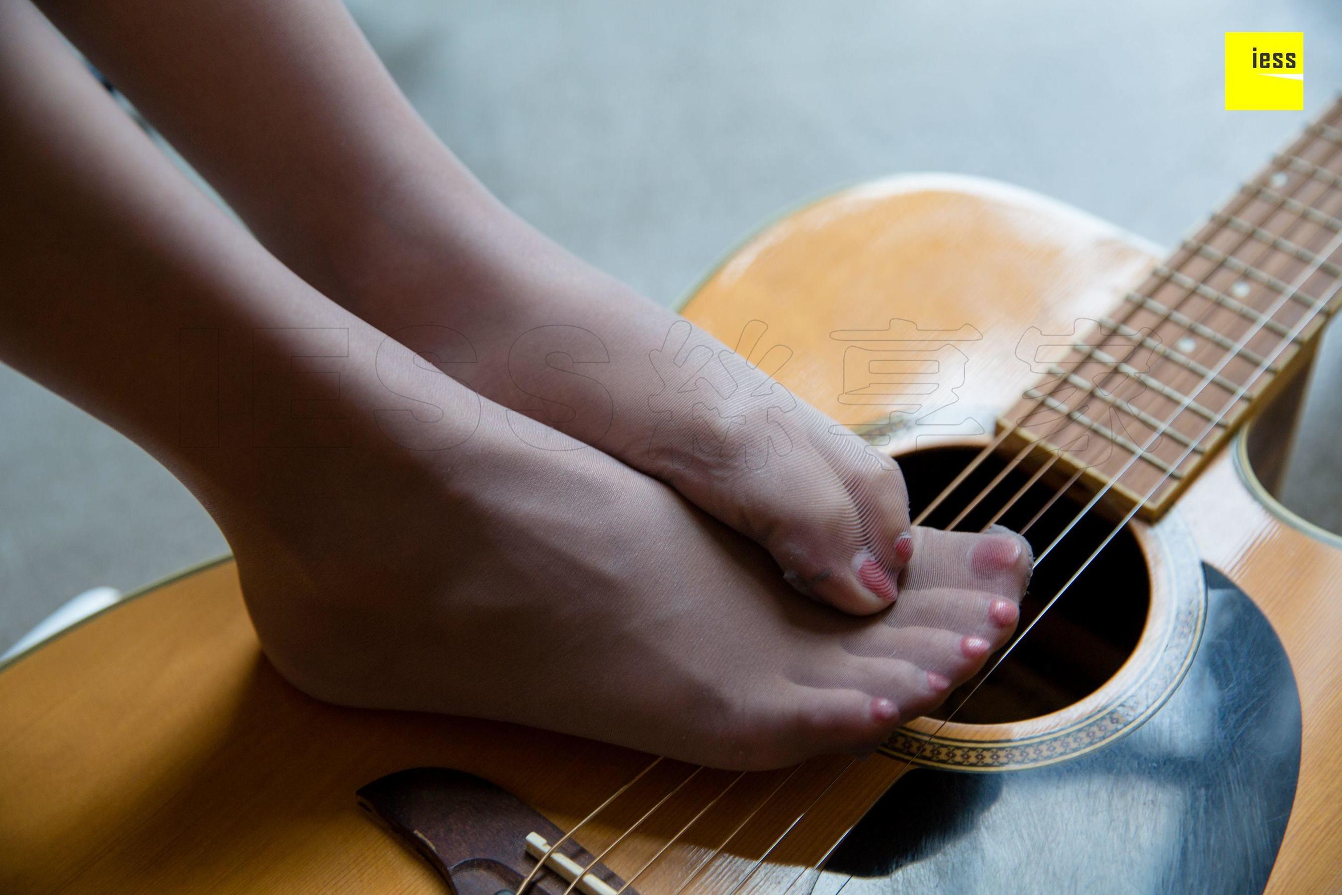 婉萍 《弹吉他的灰丝少女》 [异思趣向IESS] 丝享家312 美腿美足写真集