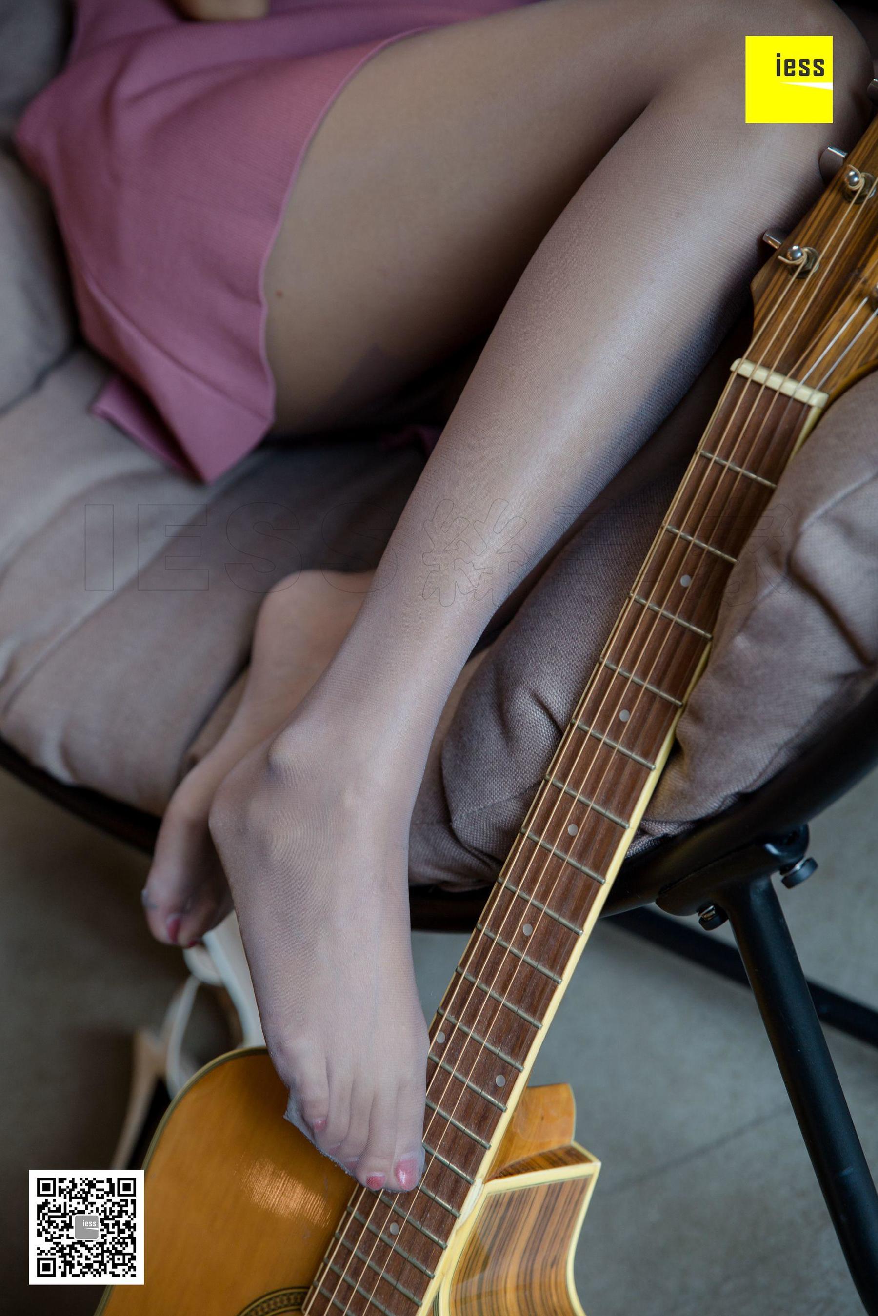 婉萍 《弹吉他的灰丝少女》 [异思趣向IESS] 丝享家312 美腿美足写真集