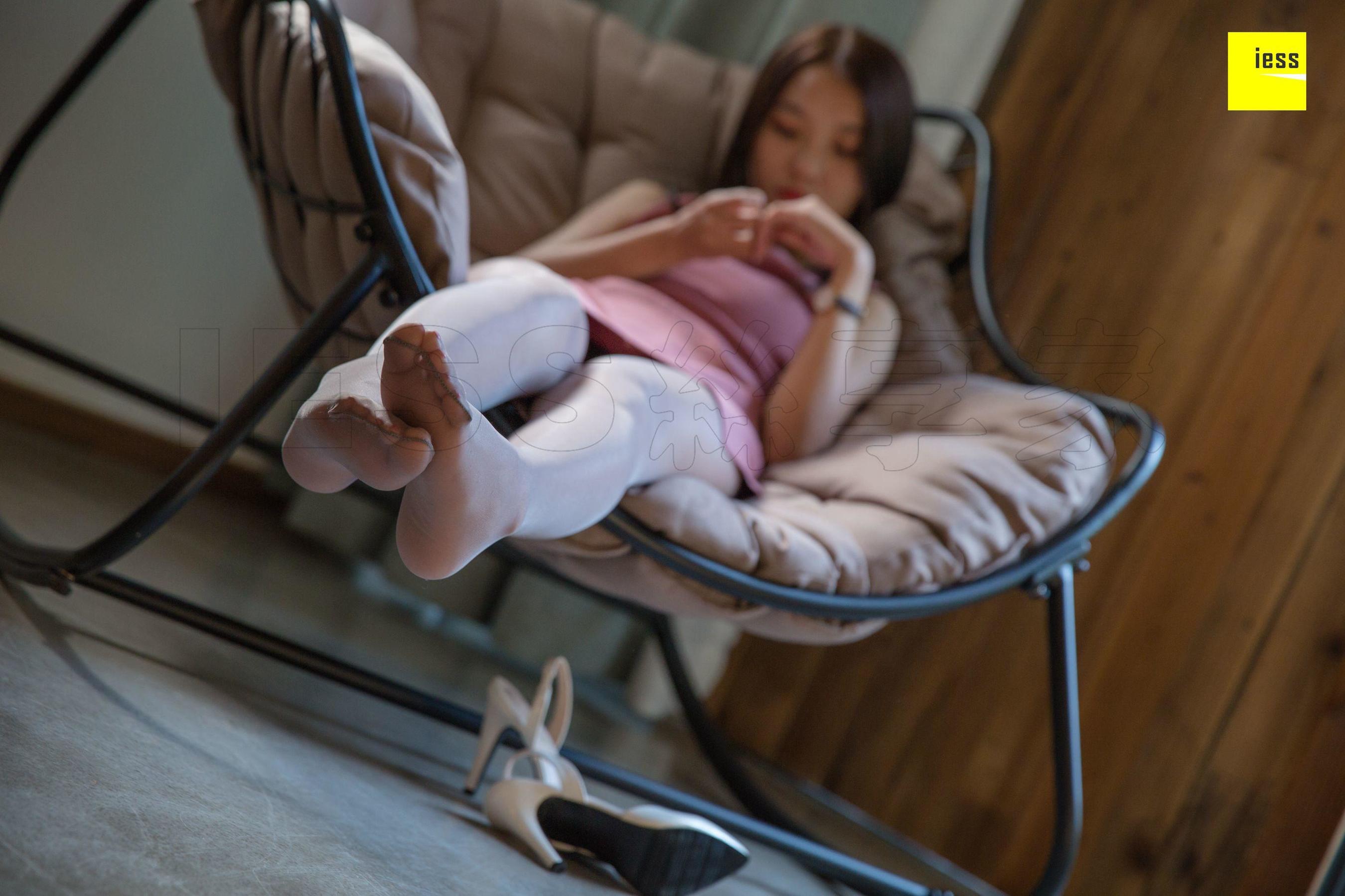 婉萍 《弹吉他的灰丝少女》 [异思趣向IESS] 丝享家312 美腿美足写真集