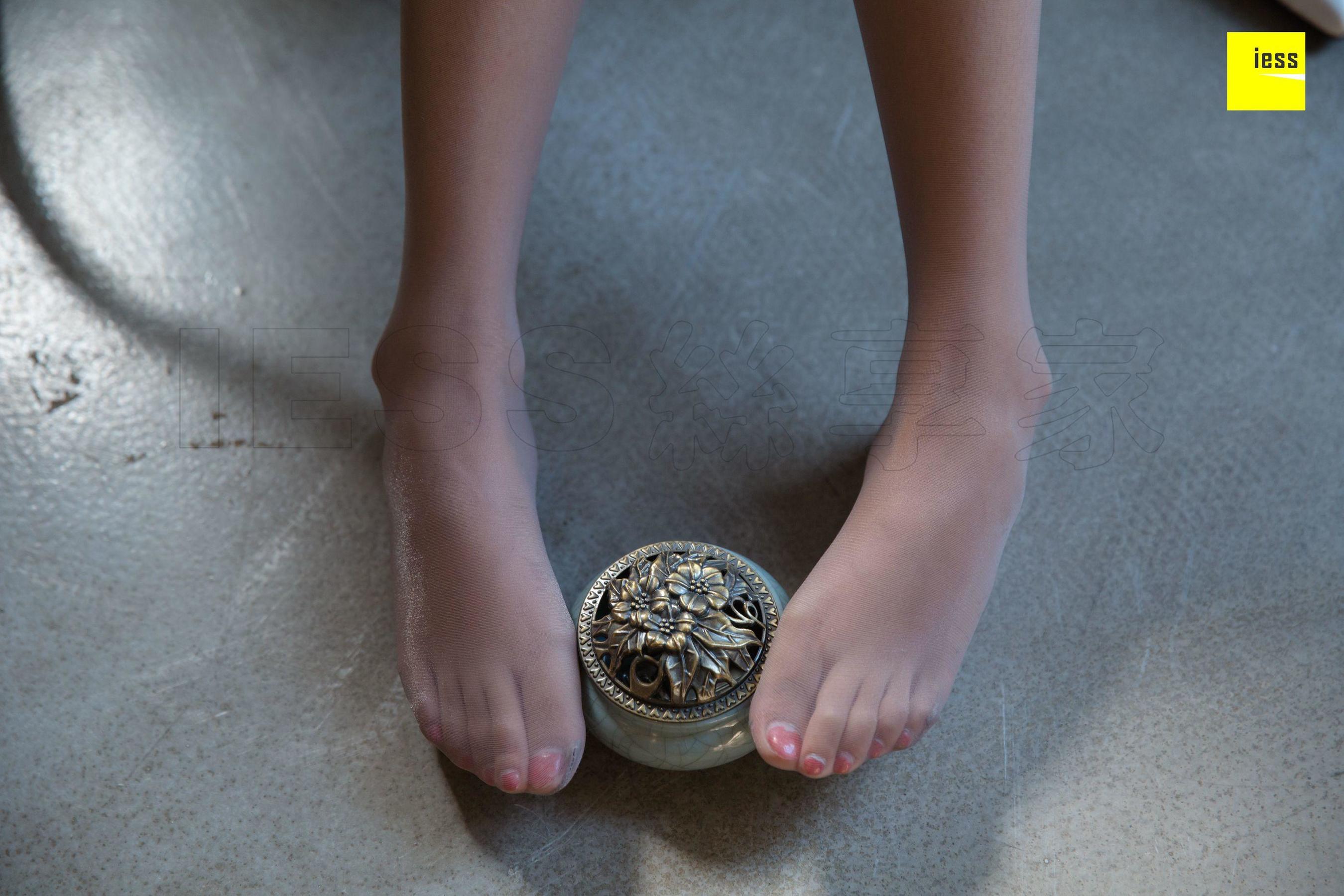 婉萍 《弹吉他的灰丝少女》 [异思趣向IESS] 丝享家312 美腿美足写真集