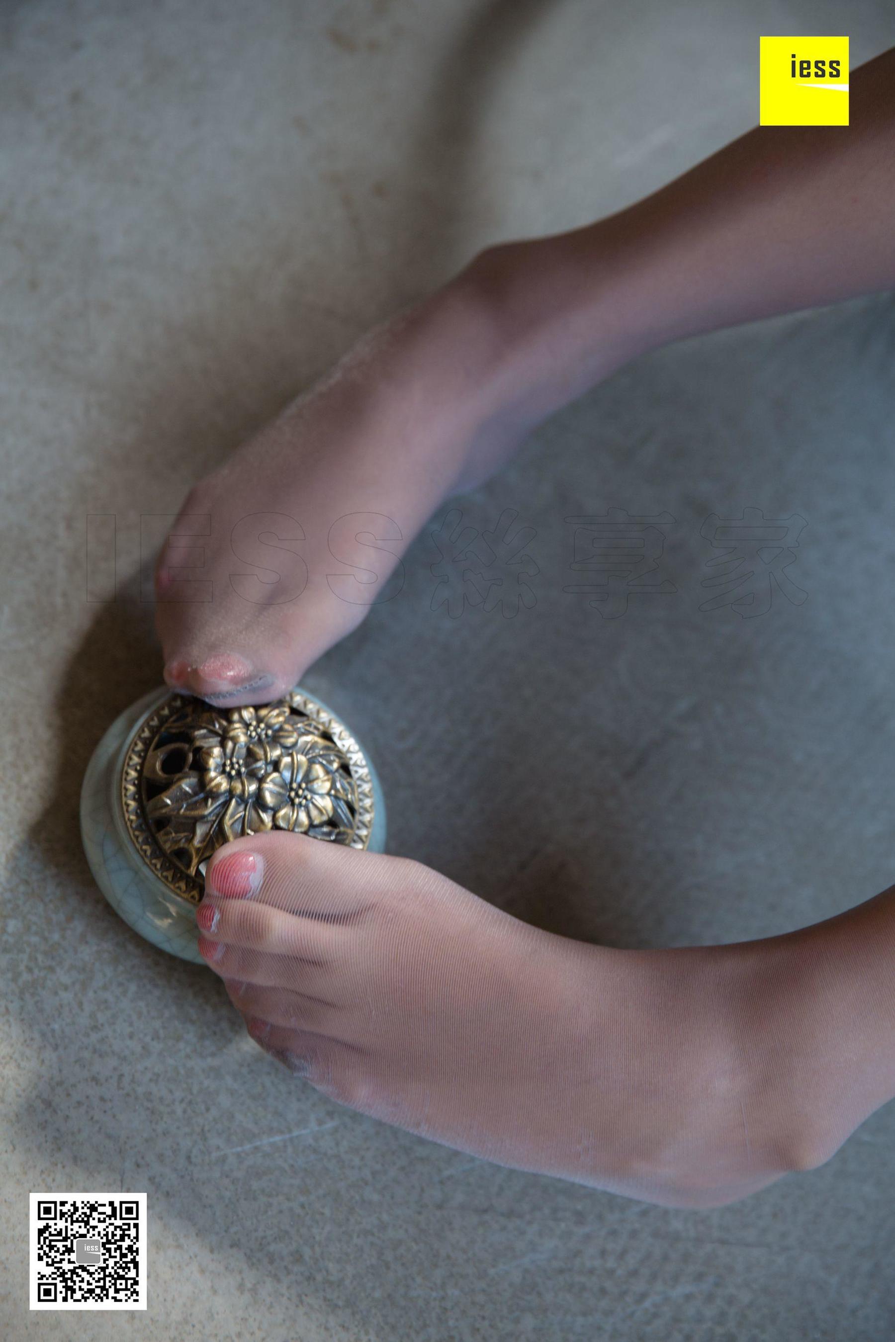 婉萍 《弹吉他的灰丝少女》 [异思趣向IESS] 丝享家312 美腿美足写真集