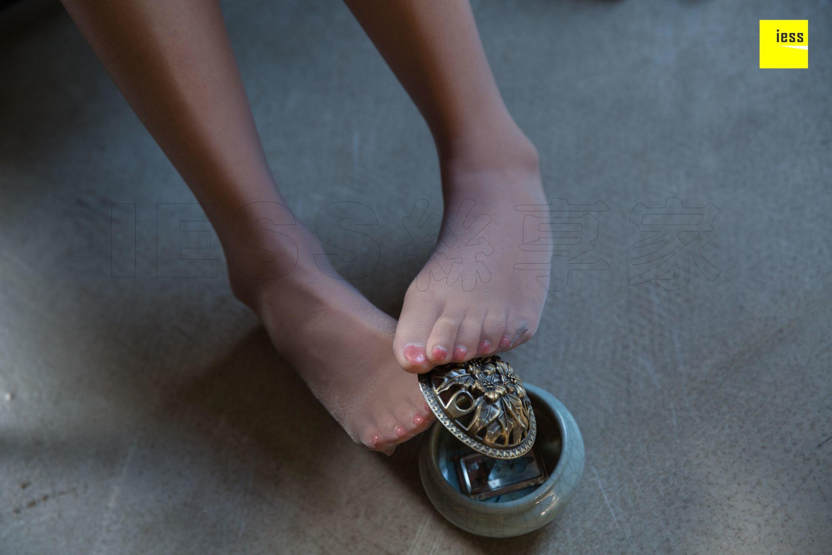 婉萍 《弹吉他的灰丝少女》 [异思趣向IESS] 丝享家312 美腿美足写真集